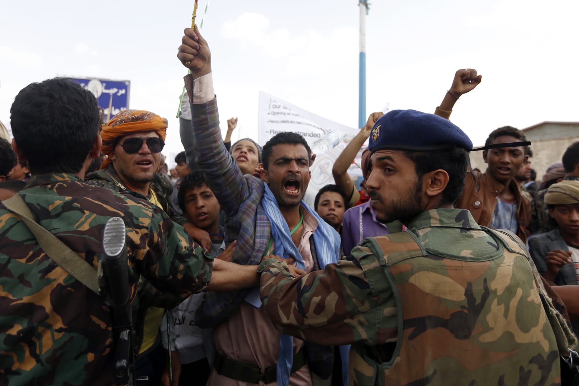 الحوثيون: سنوقف الملاحة بالبحر الأحمر بحال استمر هجوم الحديدة