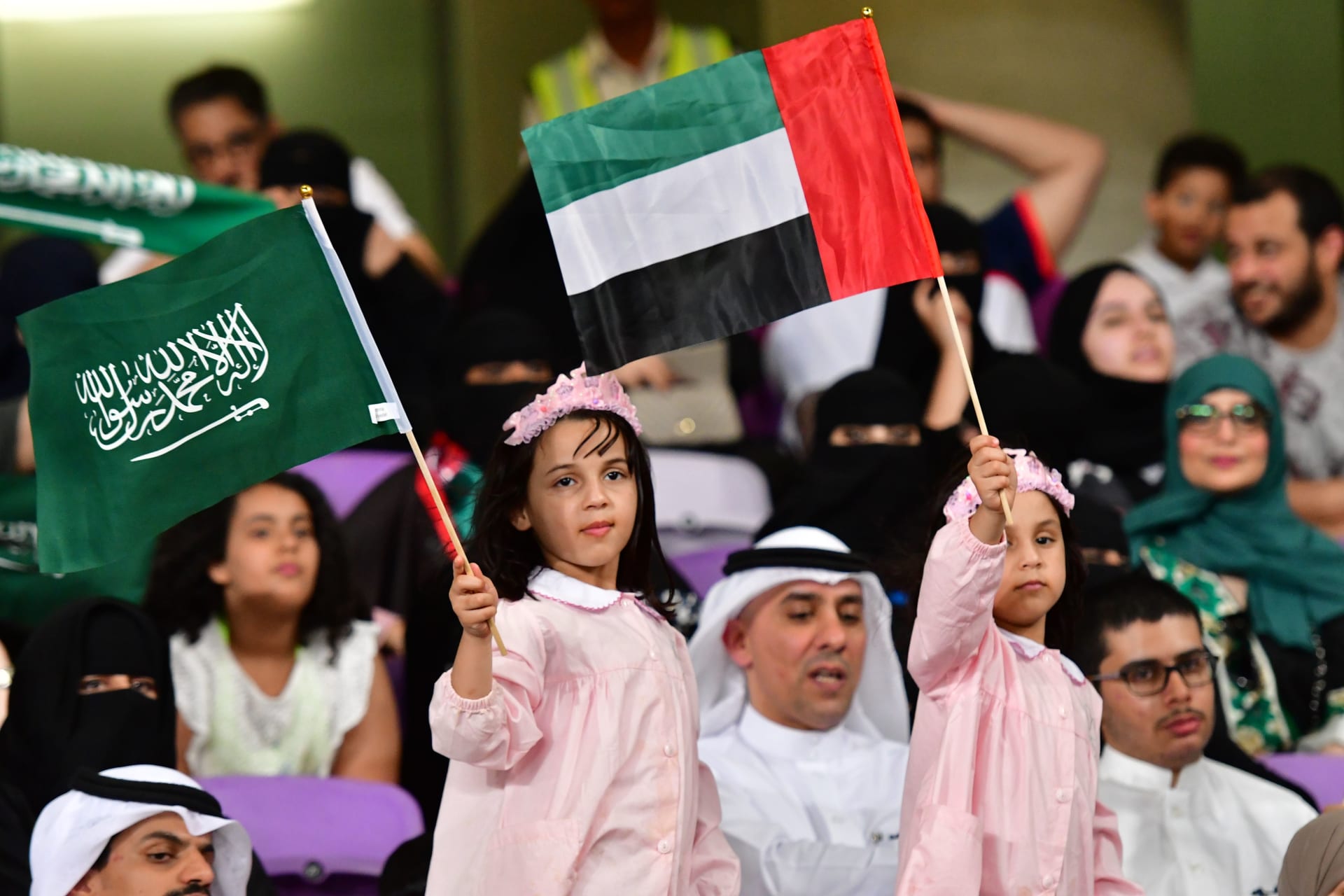 السعودية والإمارات تعلنان عن قرارهما بعد رفض الاتحاد الآسيوي لـ"الملاعب المحايدة"