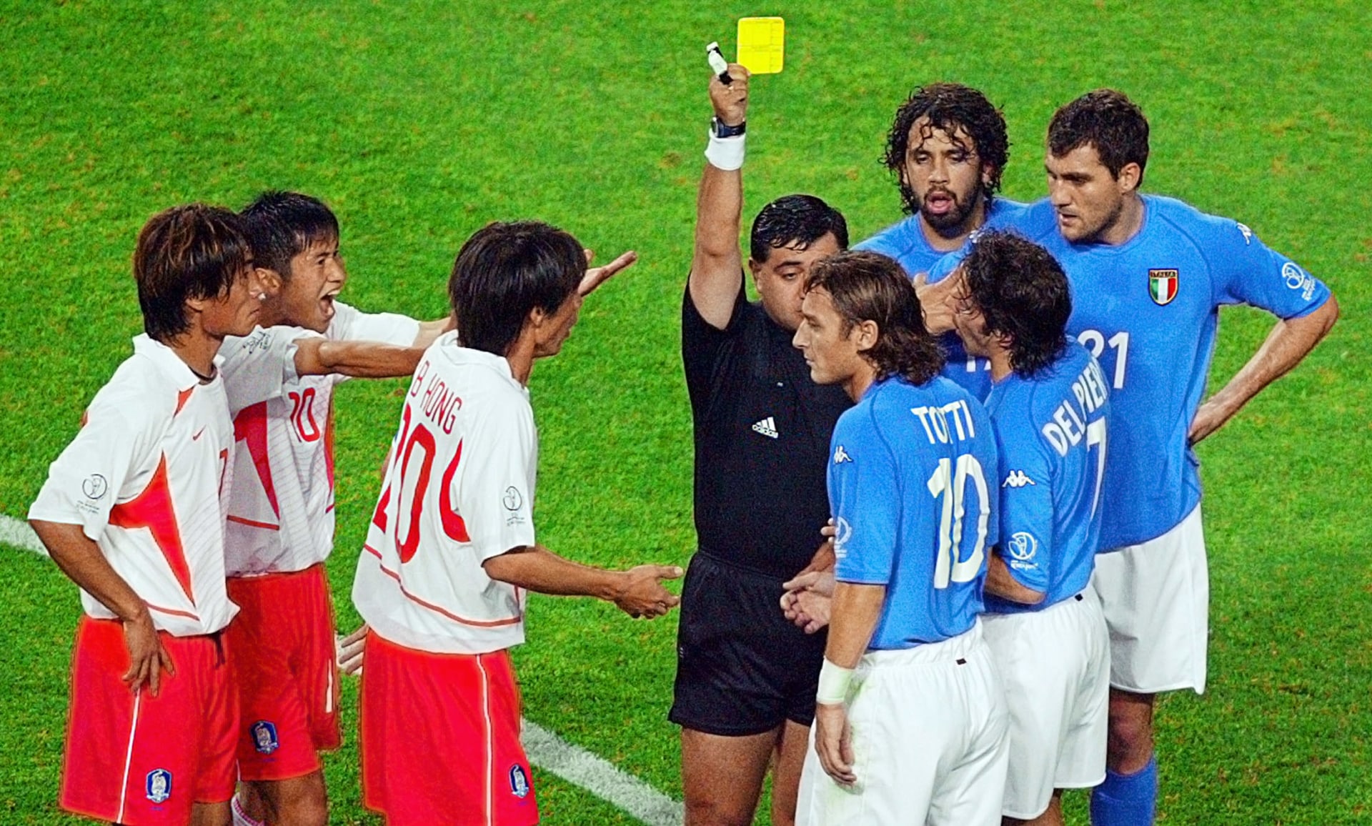 حكاية مونديال 2002: إيطاليا تخرج بفضيحة تحكيمية في بطولة "محبطة" 