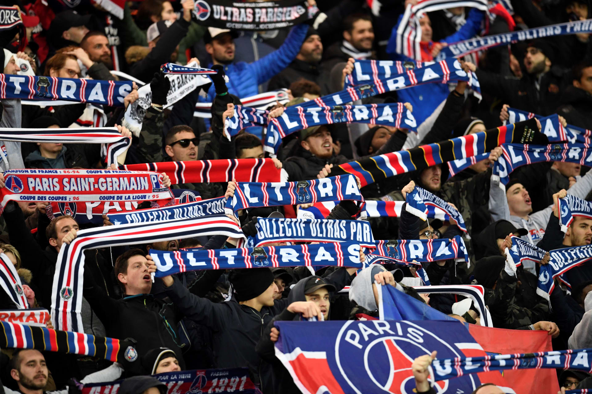 مجموعة من مشجعي باريس سان جيرمان تقلق نوم لاعبي ريال مدريد
