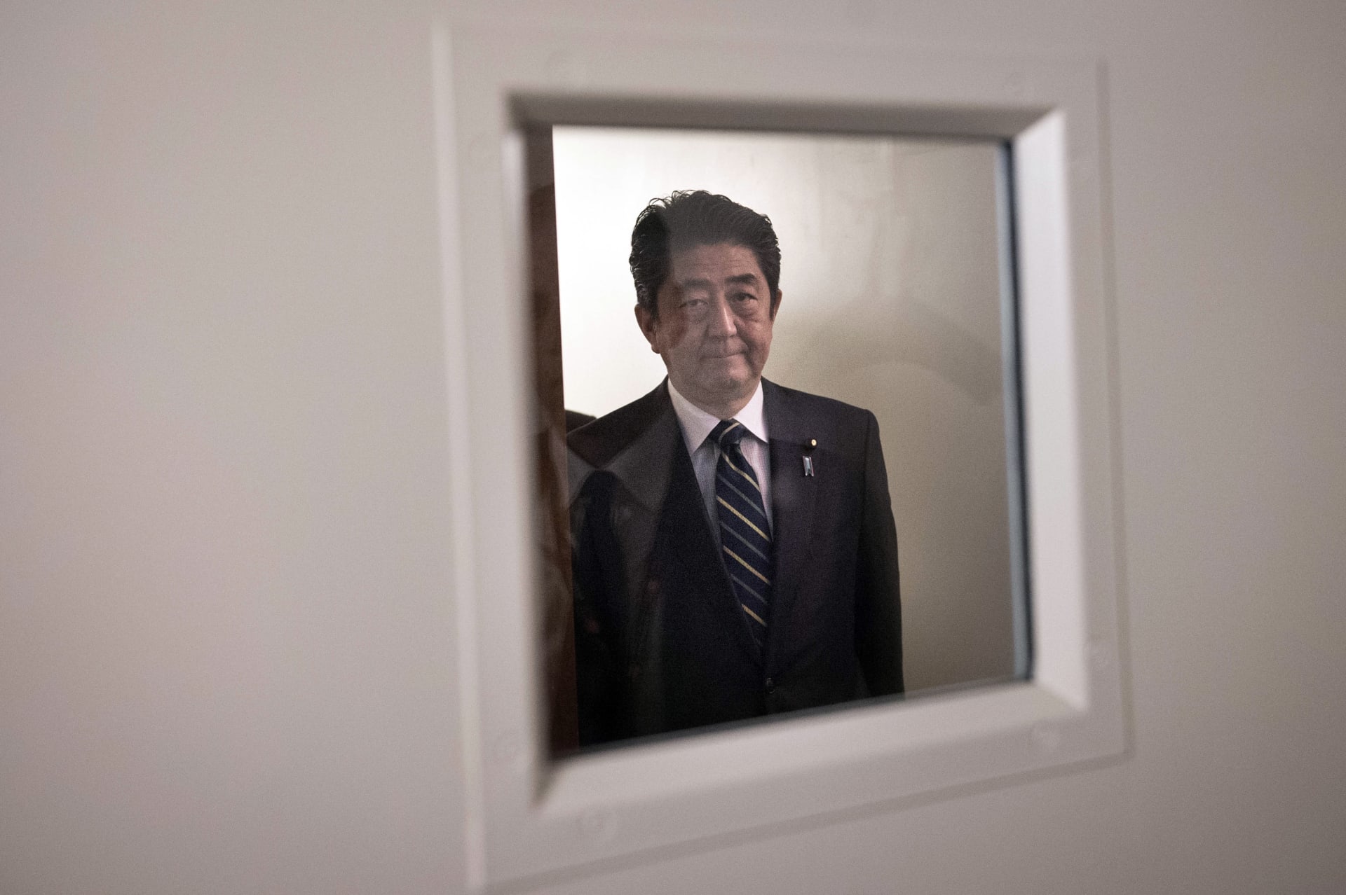 رئيس الوزراء الياباني يقول لبوتين إن استخدام الأسلحة الكيماوية "غير مقبول"