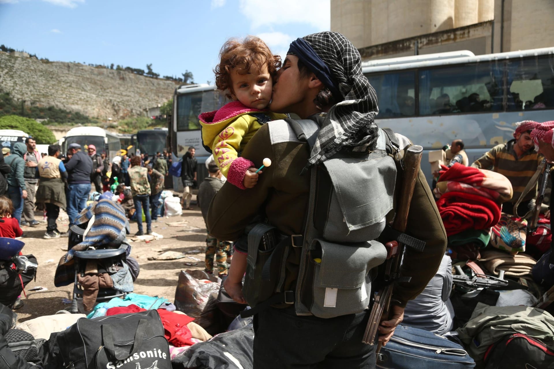 قافلة باصات تنطلق من دوما السورية محمّلة بـ 1100 شخص