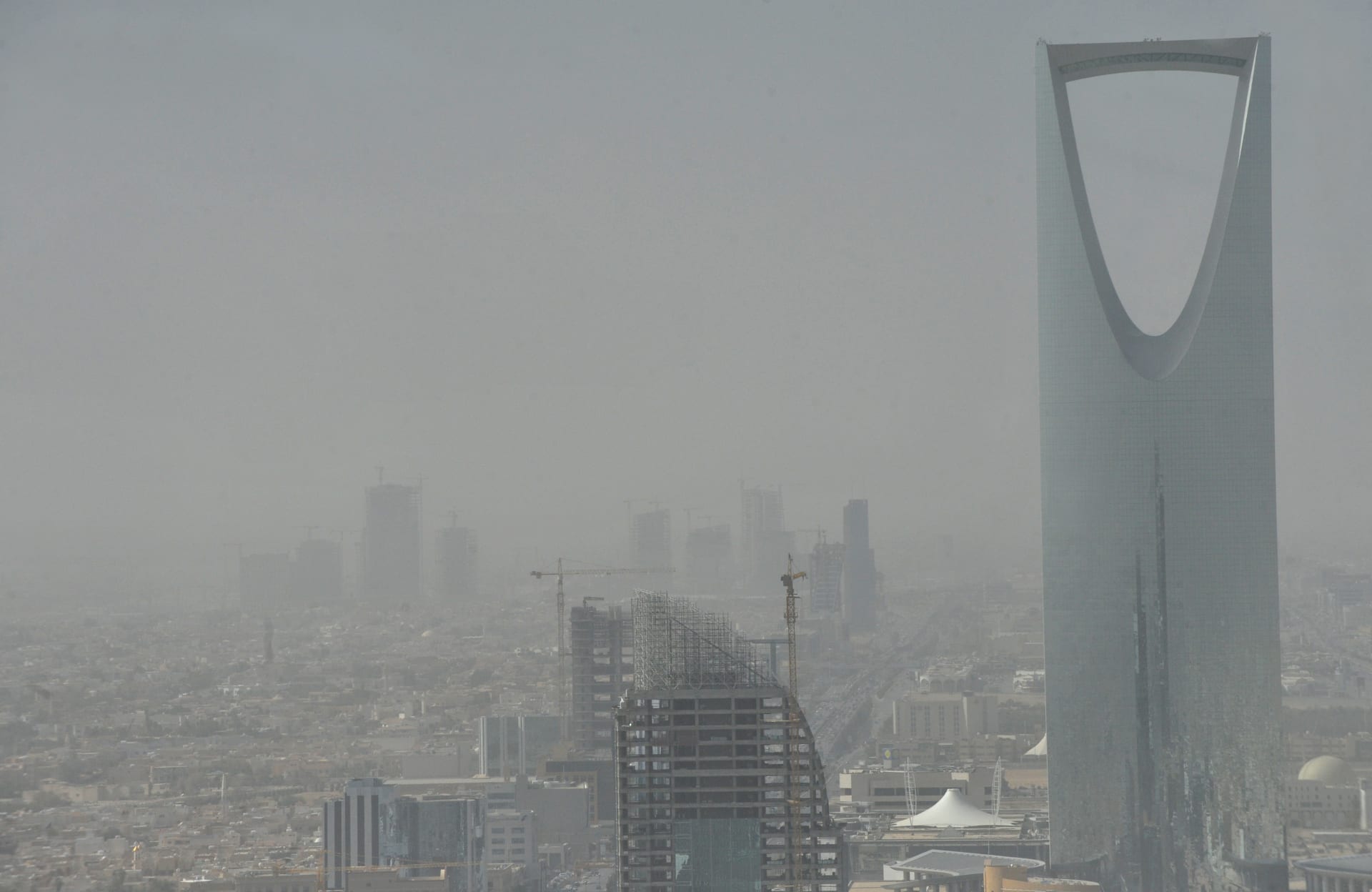 عاصفة غبار كثيف على الرياض.. وناشطون: اللهم إنا نسألك خيرها