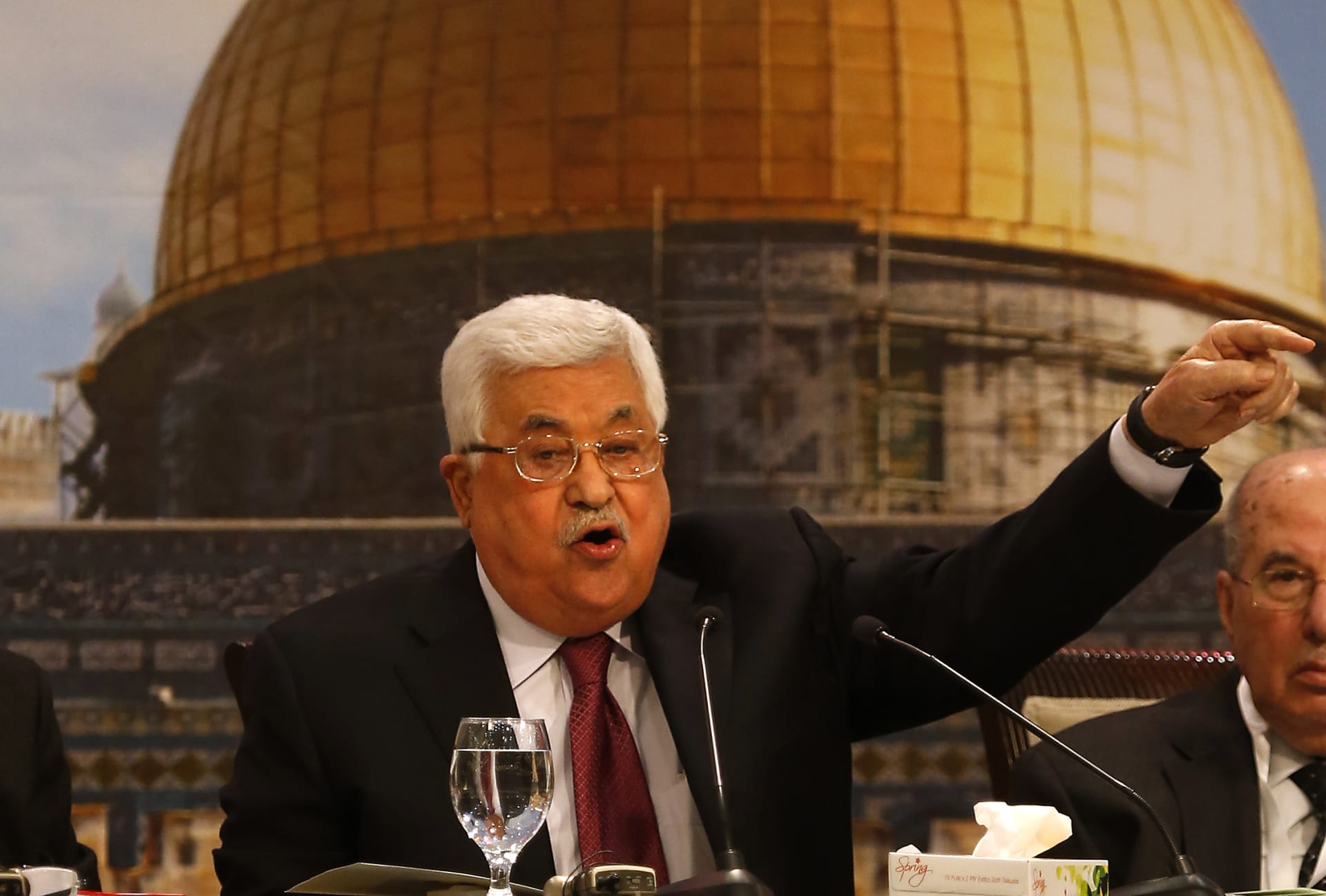 بعد تصريحاته عن اليهود.. هجوم شرس على محمود عباس واتهامه بـ"معاداة السامية"