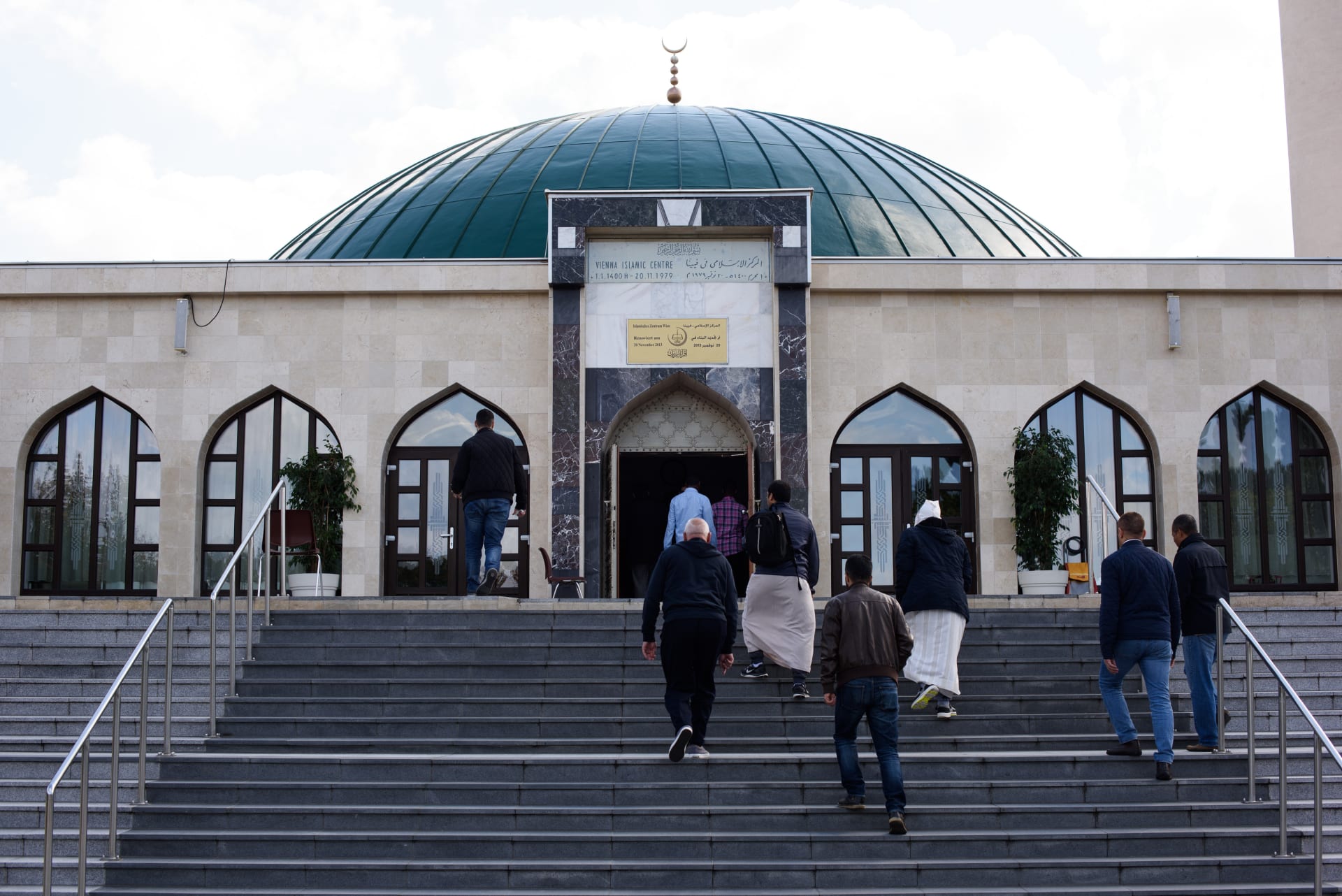 النمسا تعلن حملة ضد "الإسلام السياسي" وتغلق 7 مساجد