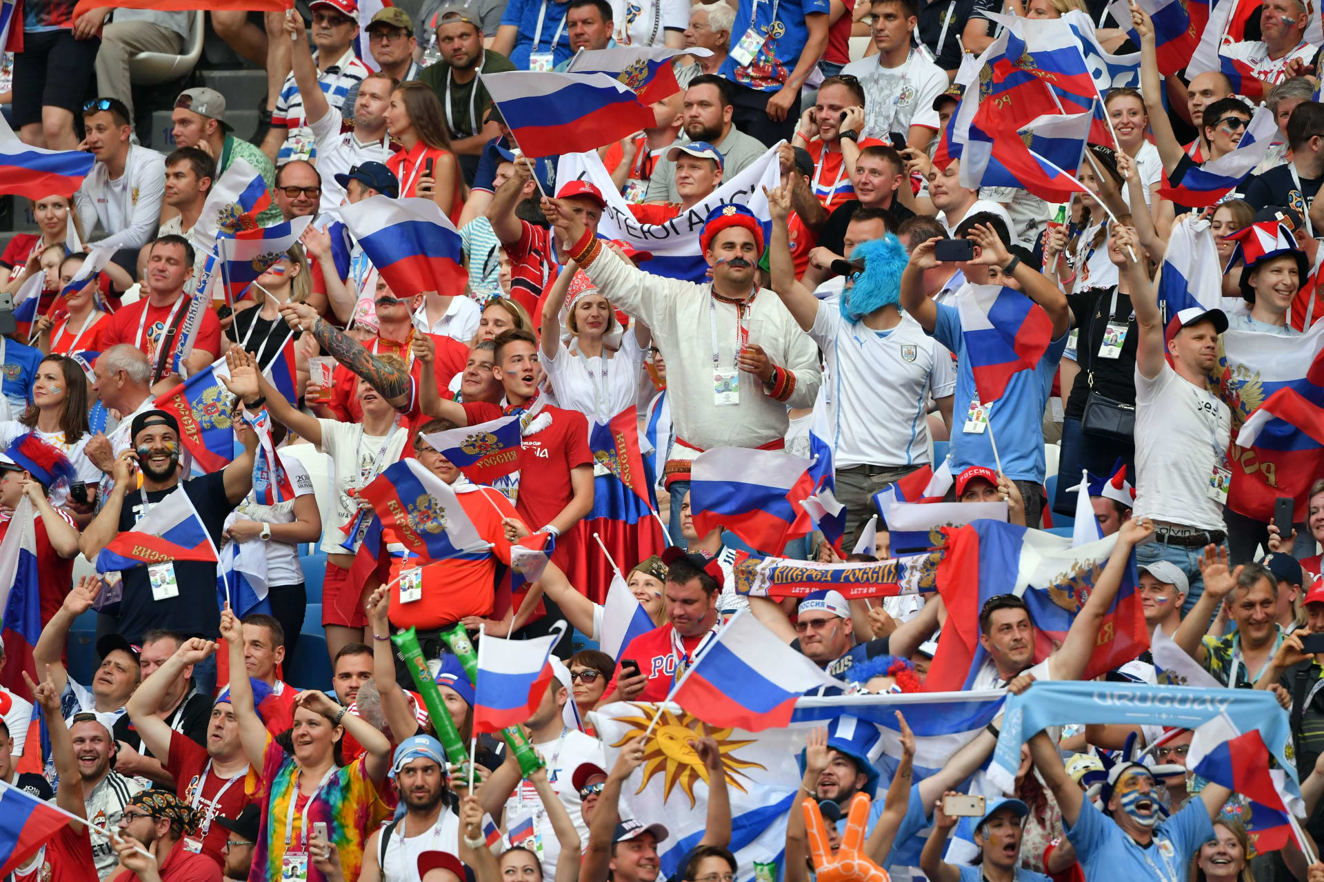 فيفا يغرم روسيا بعد لافتة عنصرية في مباراتها أمام الأوروغواي