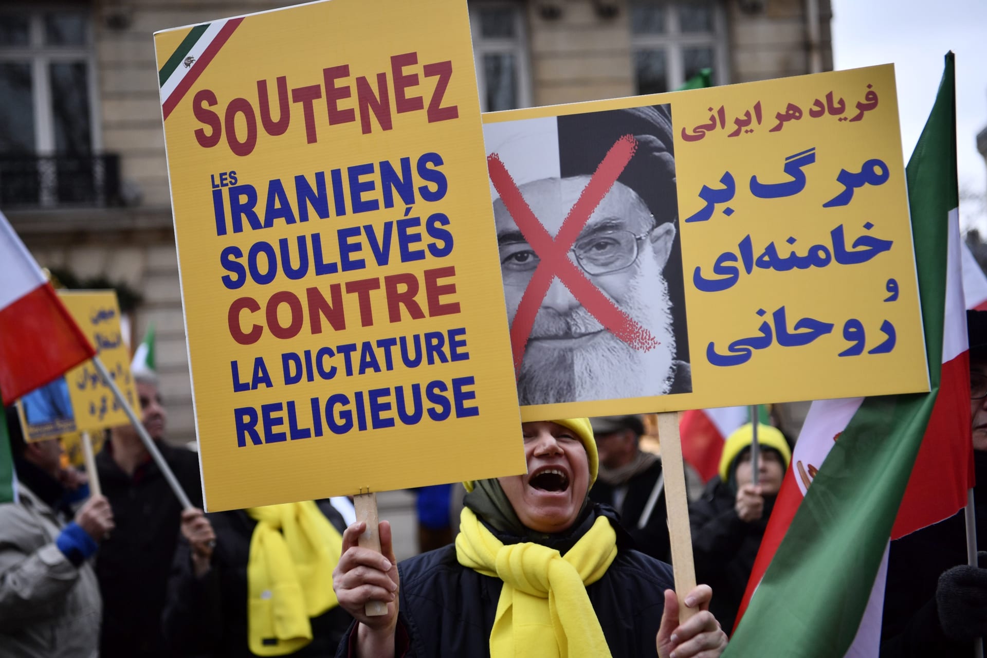 اعتقال 3 أشخاص بتهمة التخطيط لتفجير تجمع للمعارضة الإيرانية بفرنسا