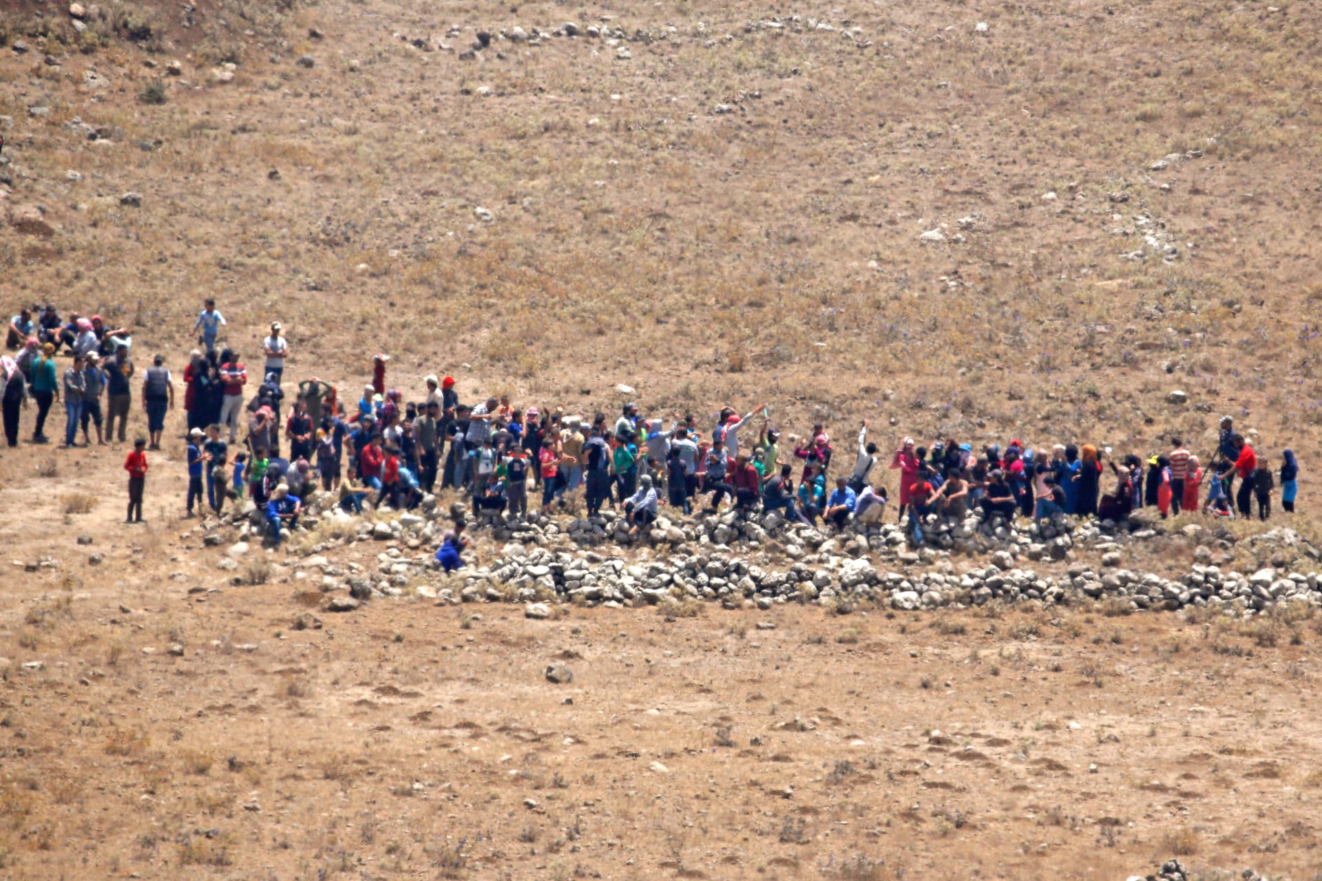 جنود إسرائيليون يمنعون لاجئين سوريين من الدخول عند السياج الحدودي مع سوريا