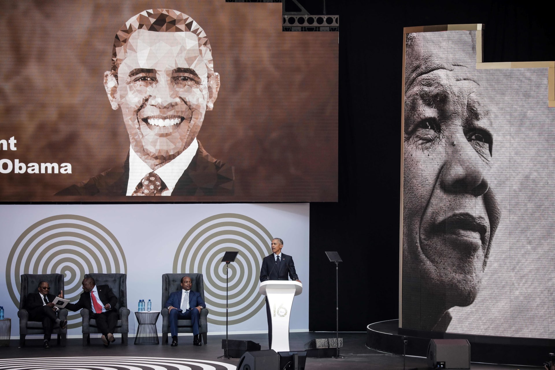 أوباما يوجه رسائل ضمنية ضد سياسات ترامب في مئوية مانديلا 