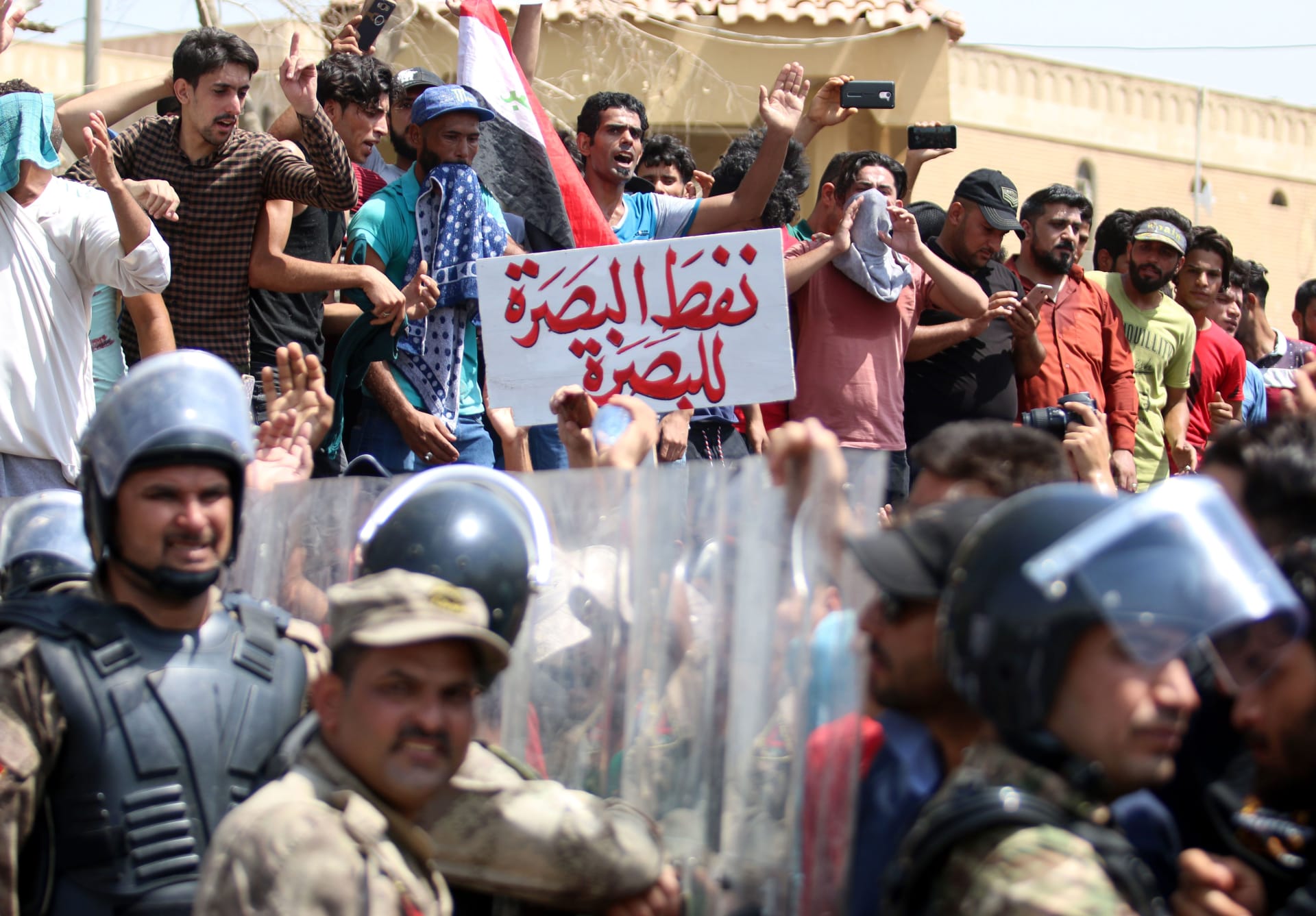 الصدر يدعو لتعليق مشاورات تشكيل الحكومة ويدعم مطالب المتظاهرين 