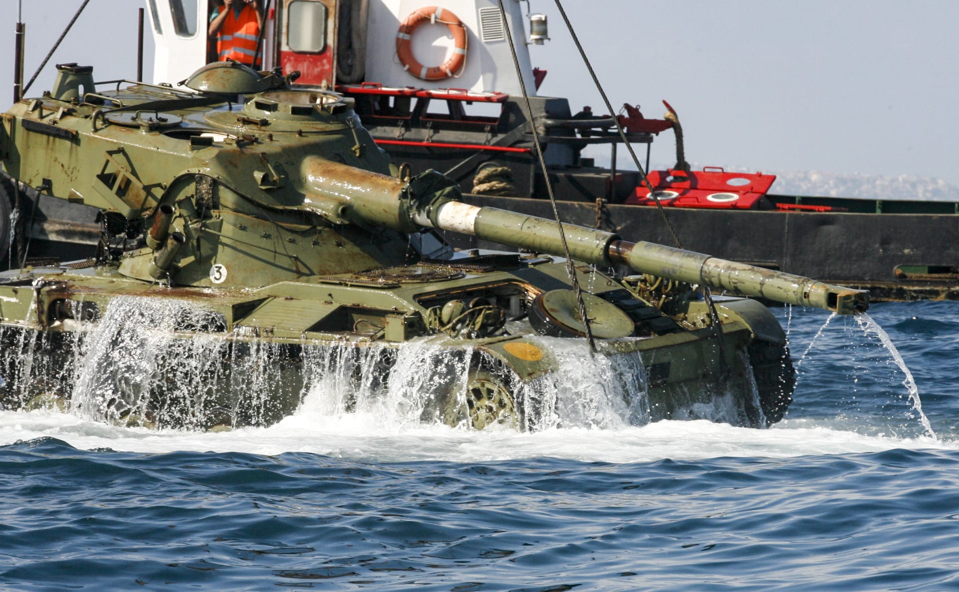 لماذا قام لبنان بإنزال دبابات في مياه البحر قبالة شواطئه؟ 