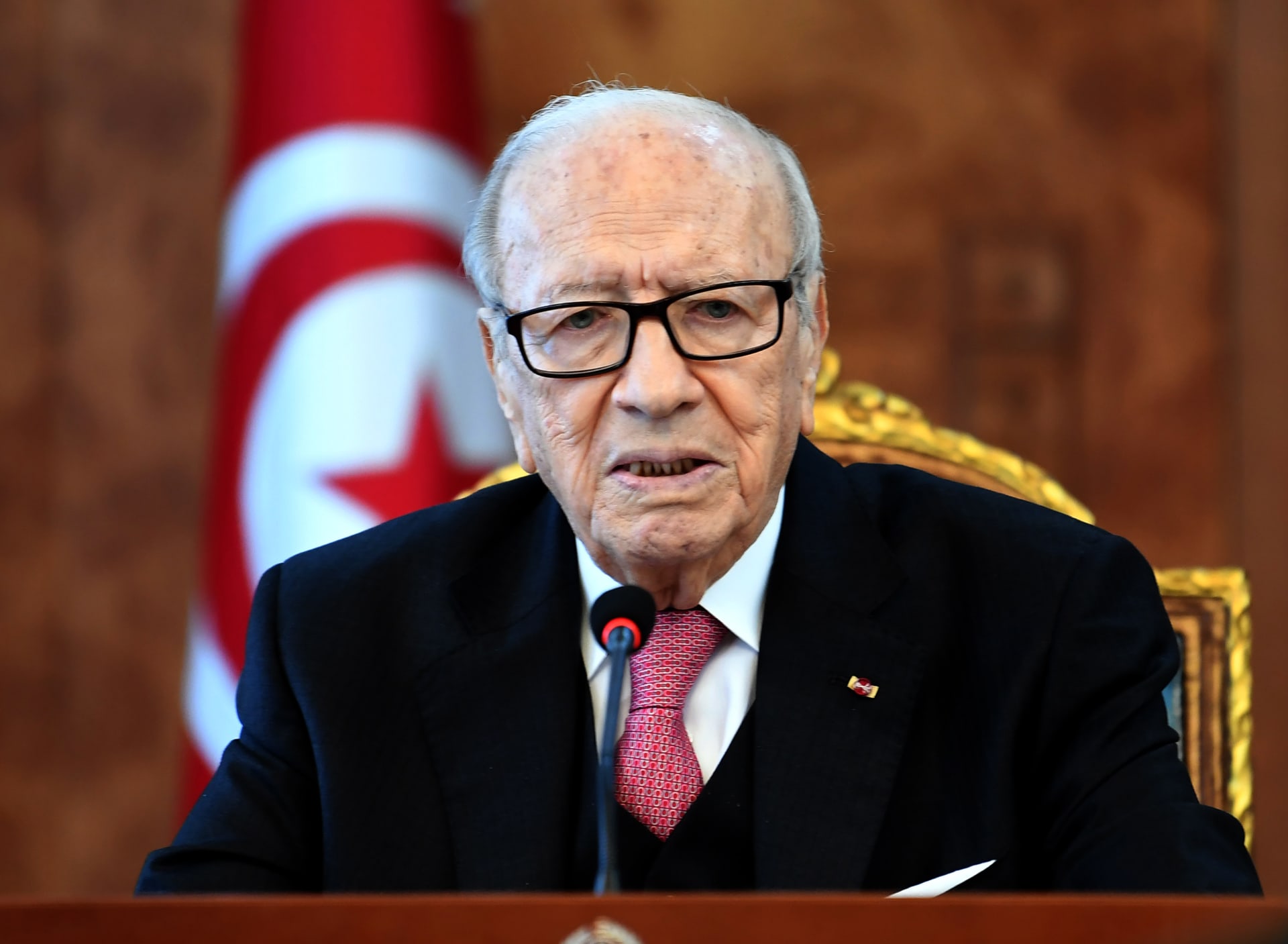 السبسي: تونس دولة مدنية مرجعها الدستور.. ولا علاقة لنا بالدين أو القرآن