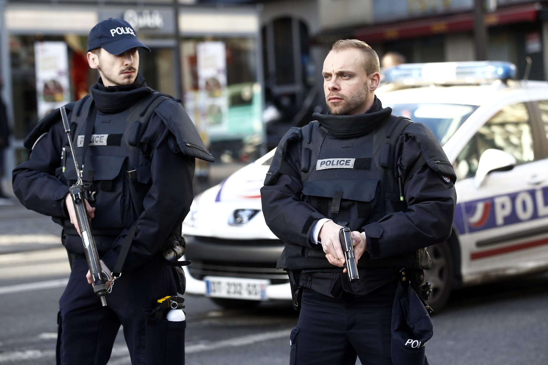 الشرطة الفرنسية: مقتل شخصين وإصابة آخر بهجوم طعن غرب باريس