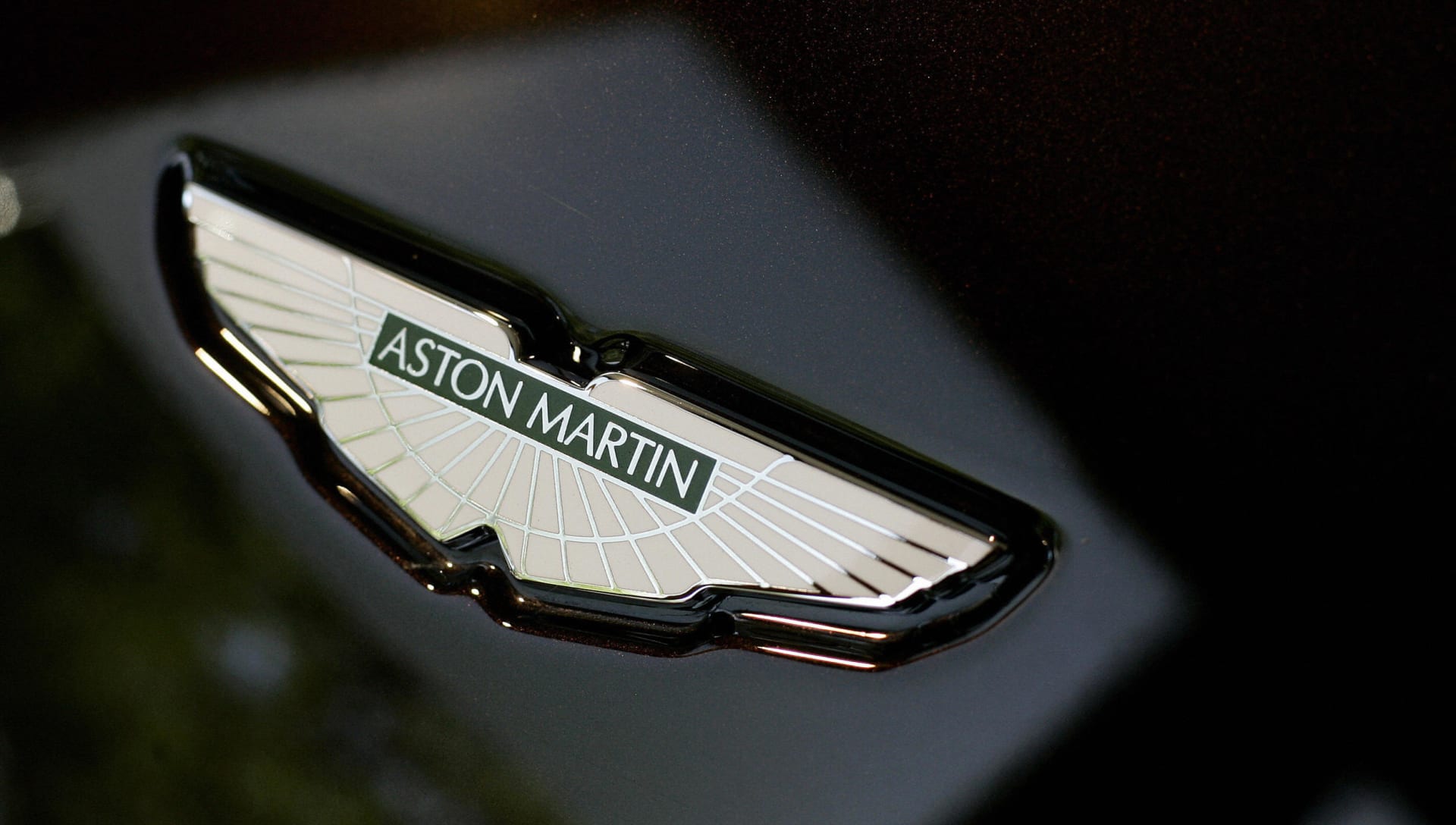  "أستون مارتن" سيارة "جيمس بوند" المفضلة تقترب من بورصة لندن