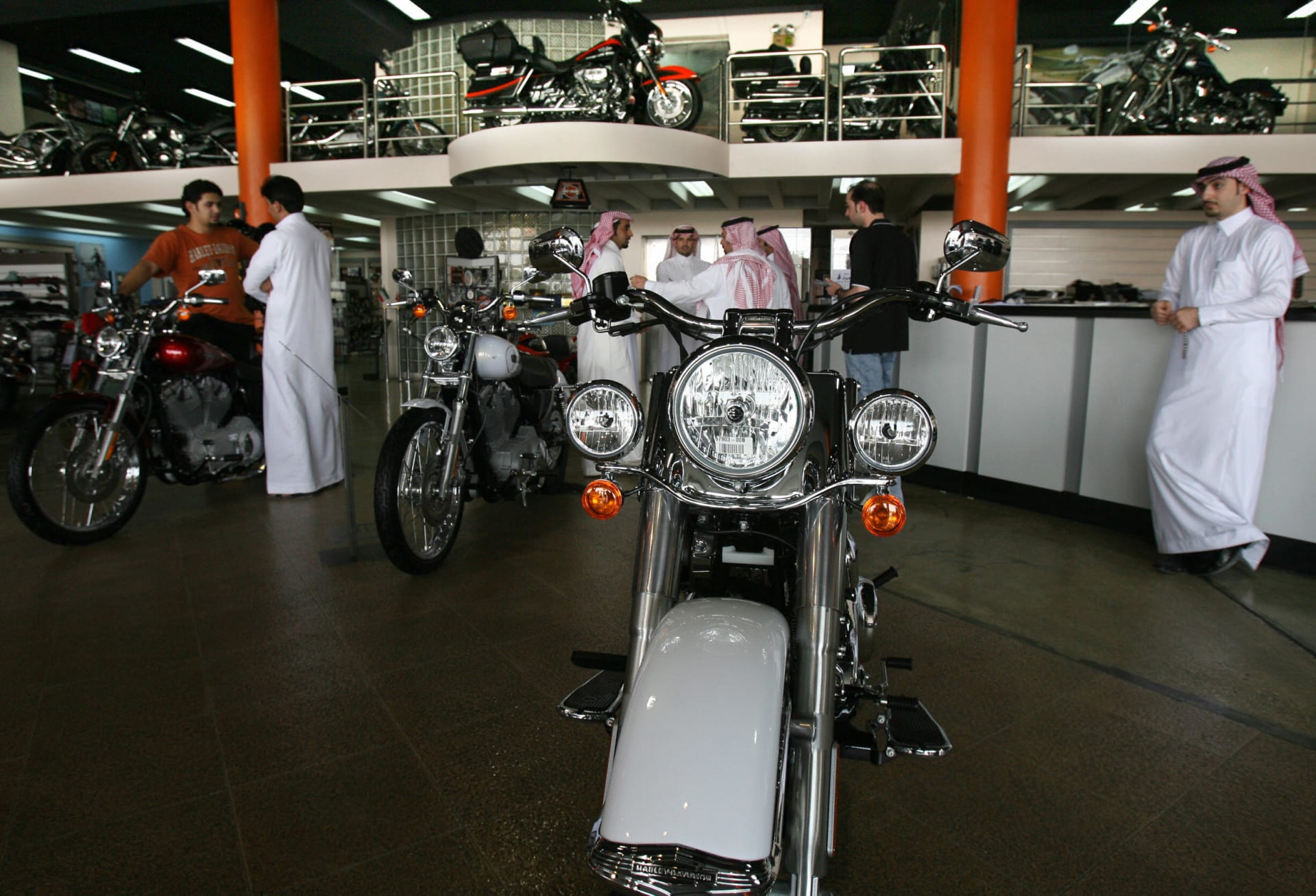 سعوديون في أحد معارض بيع الدرجات النارية
