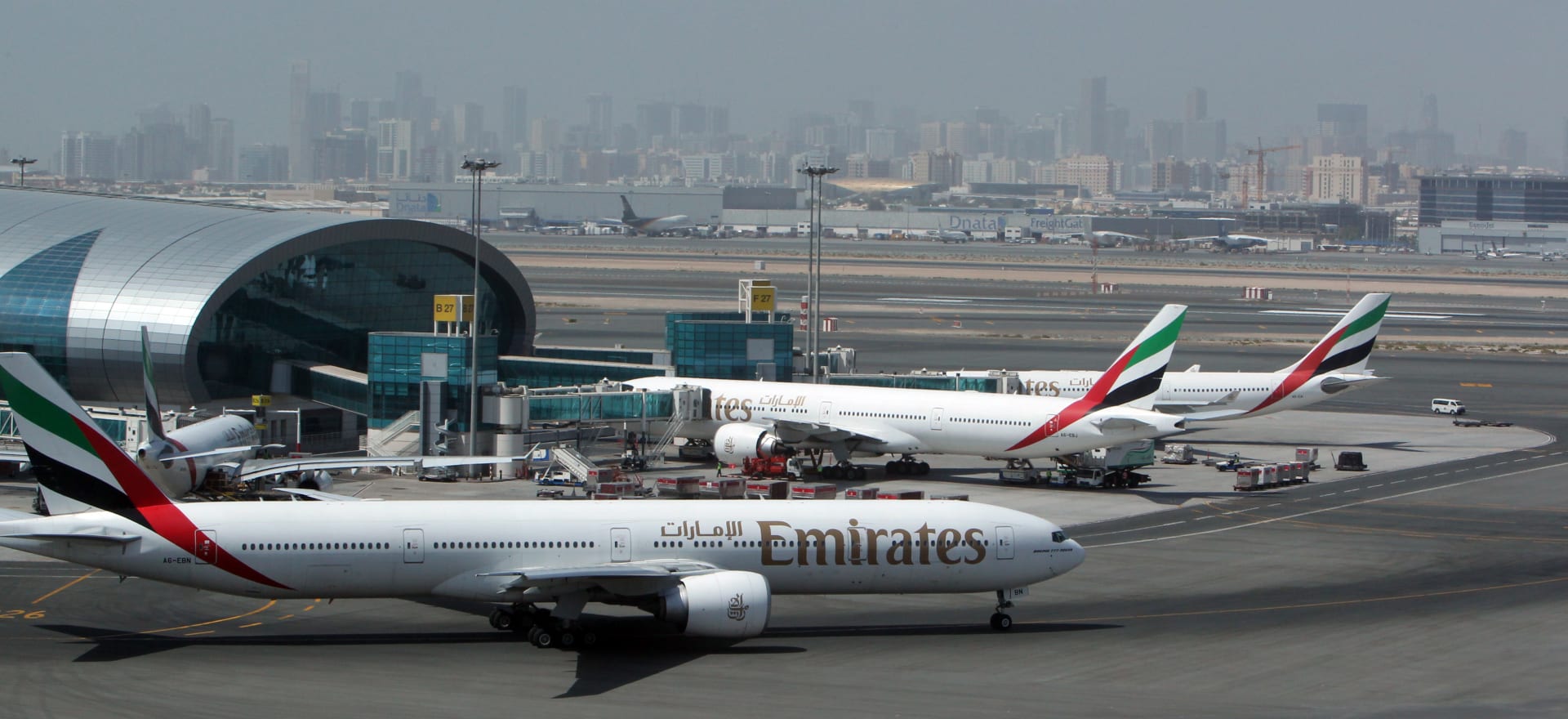 طيران الإمارات تنفي توقف رحلة "دبي-نيويورك" في السعودية