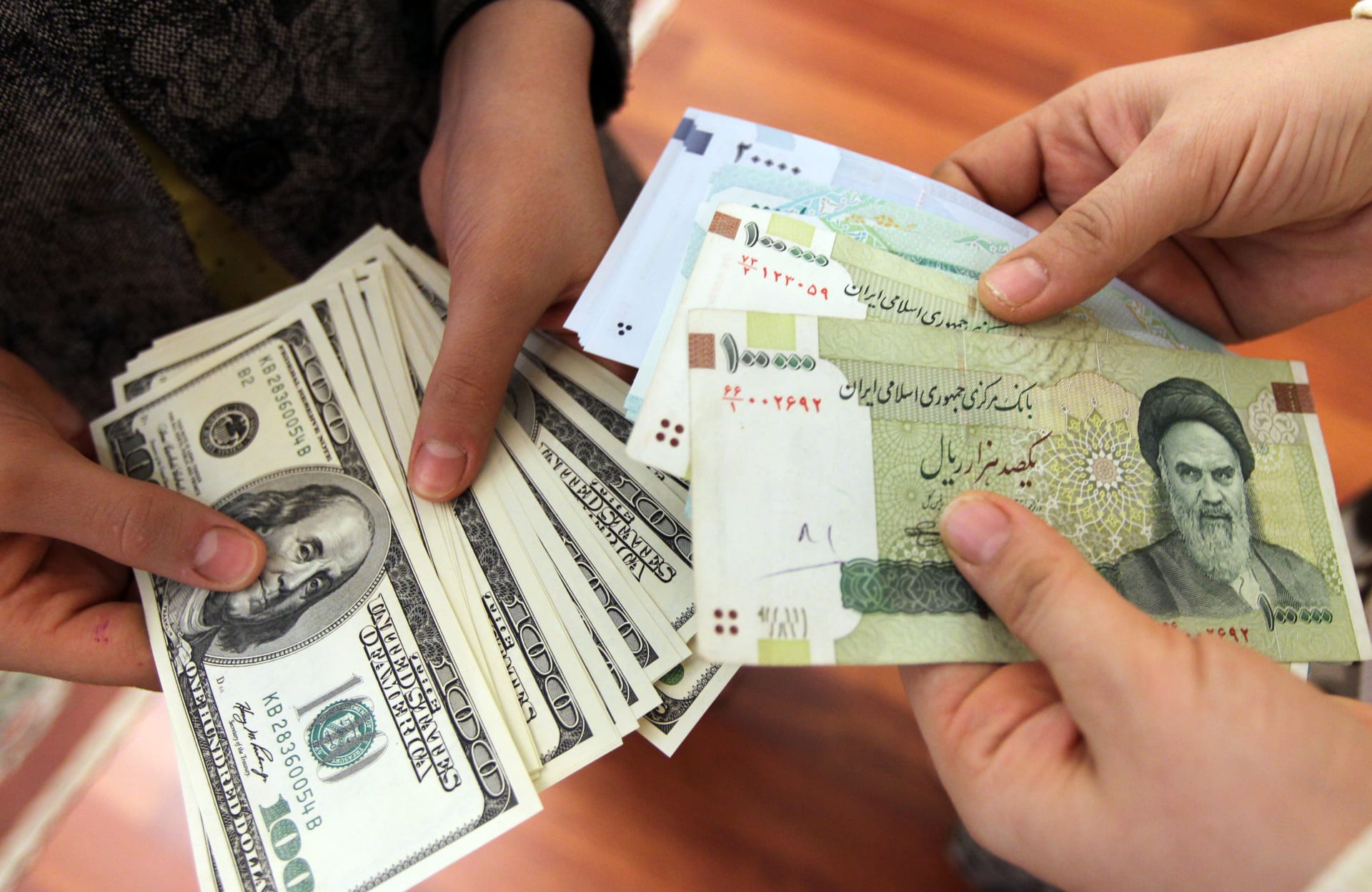 ايران تضخ 8 مليارات دولار بسوق الصرف الثانوي