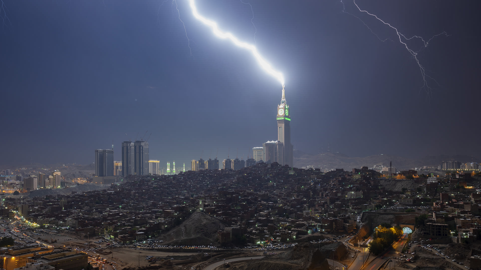 في ثوانٍ معدودة.. مصور سعودي يرصد لحظات ملامسة البرق لبرج الساعة