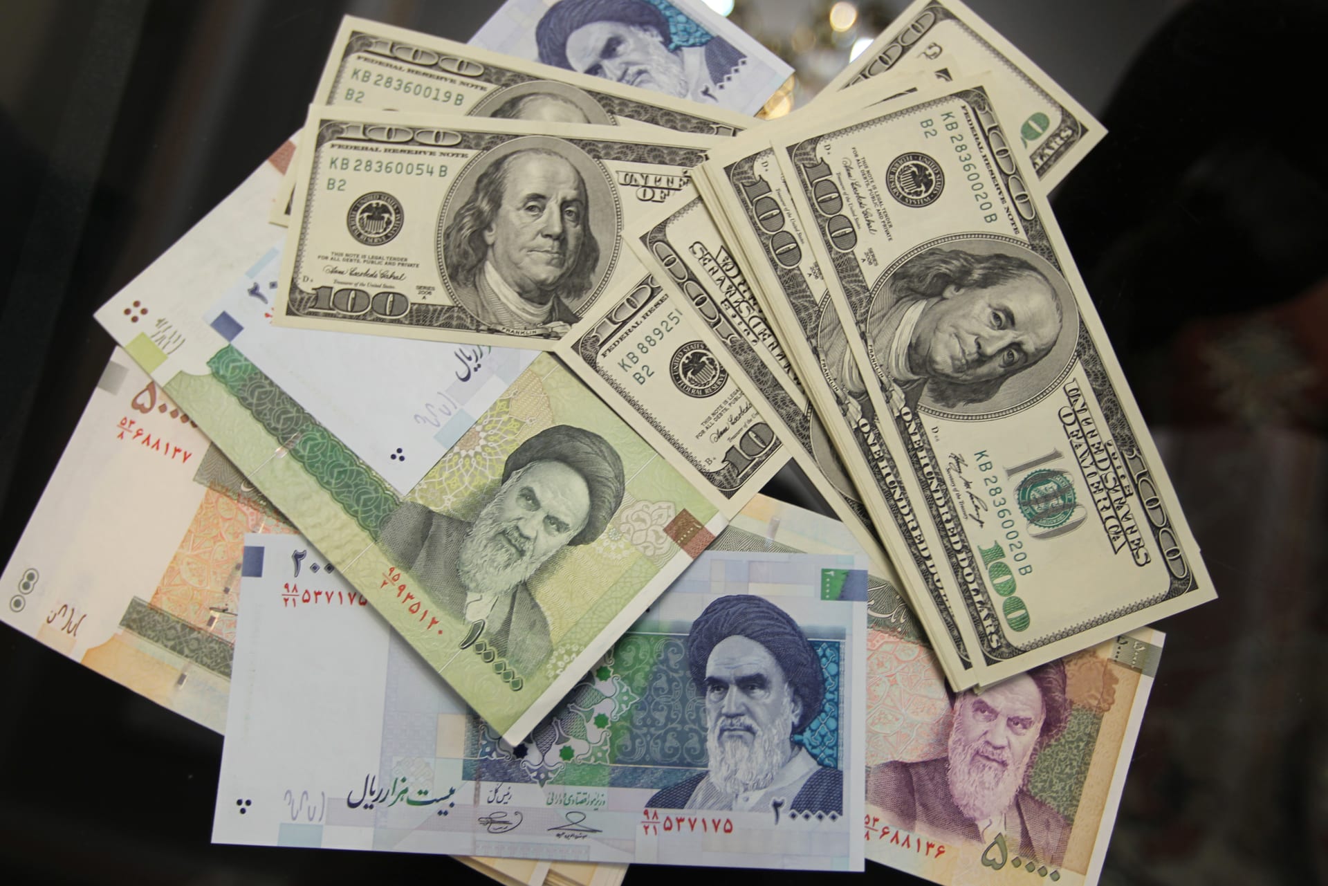 إيران تكشف عن مخطط أمريكي لتهجير رؤوس الأموال