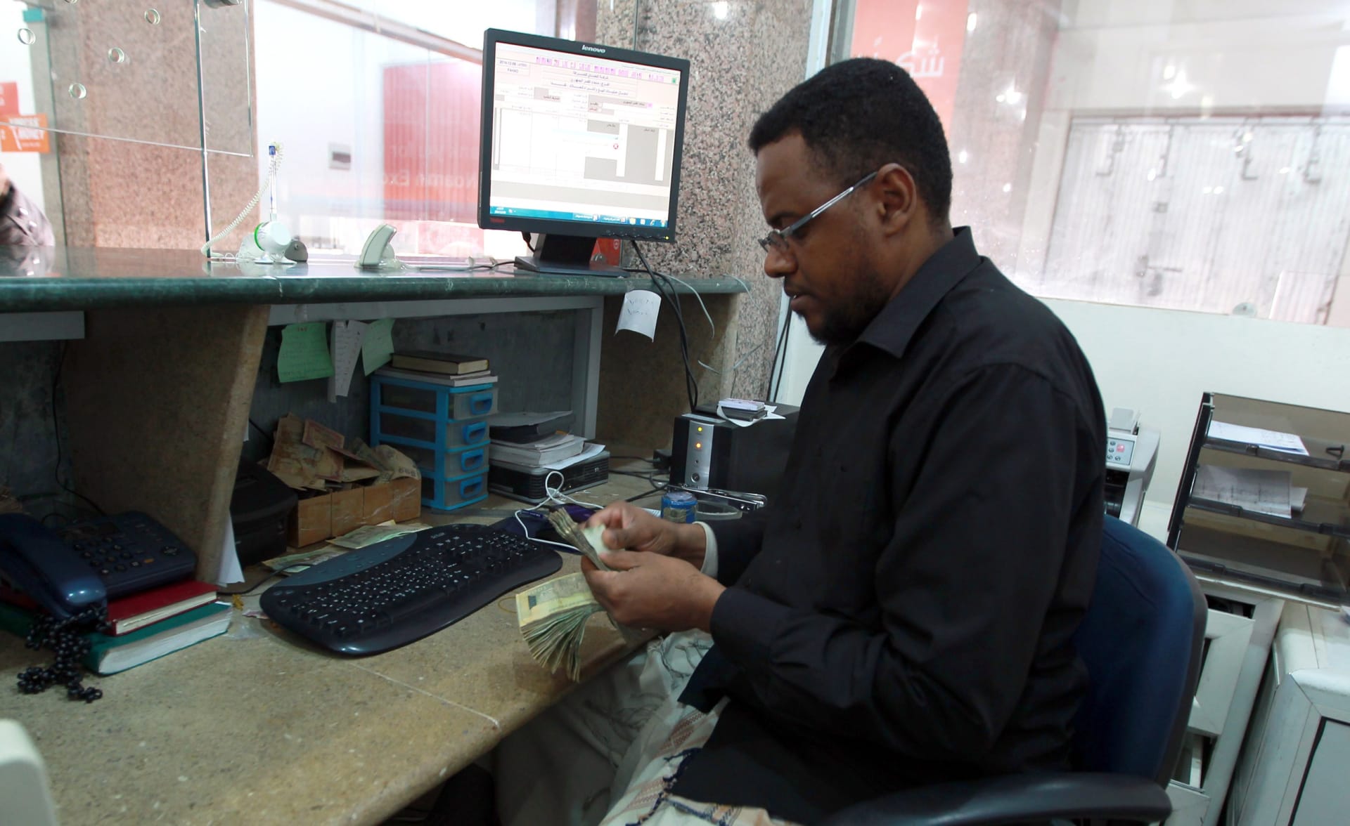 البنك المركزي اليمني يصدر حزمة قرارات لوقف نزيف الريـال