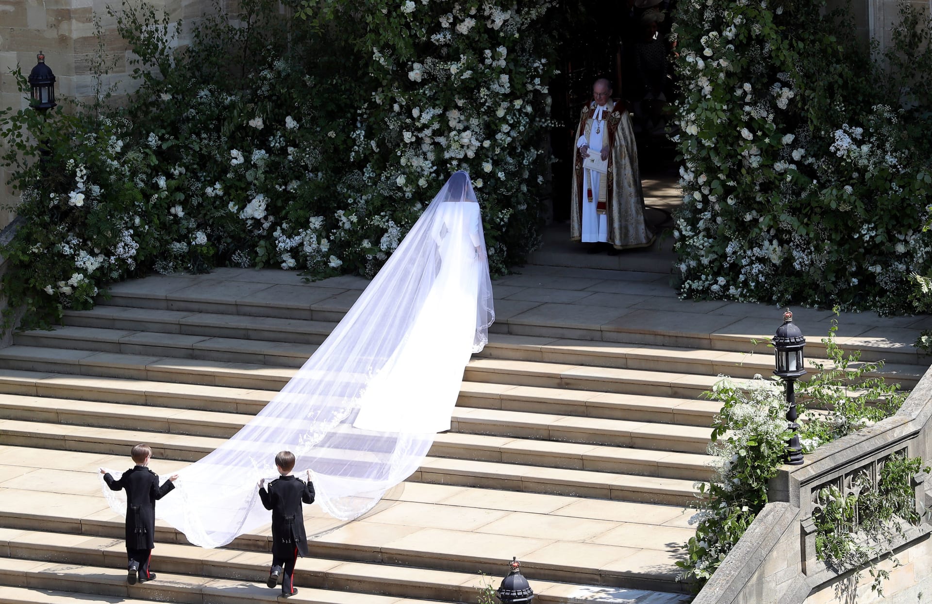 ما لم يشاهده العالم في الزفاف الملكي.. ماذا خبأت ميغان ماركل في فستانها؟