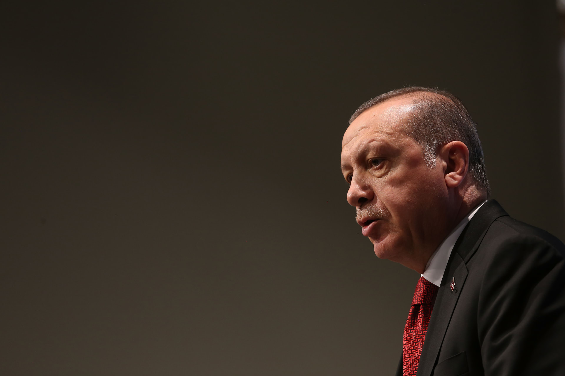 أردوغان: مصير القس بيد القضاء.. والسلام مستحيل والأسد بالسلطة