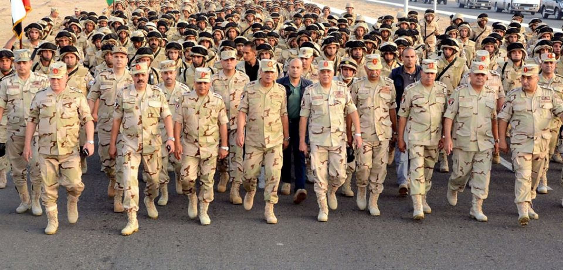 وزير الدفاع المصري ينقل رسالة من السيسي إلى قوات التدخل السريع