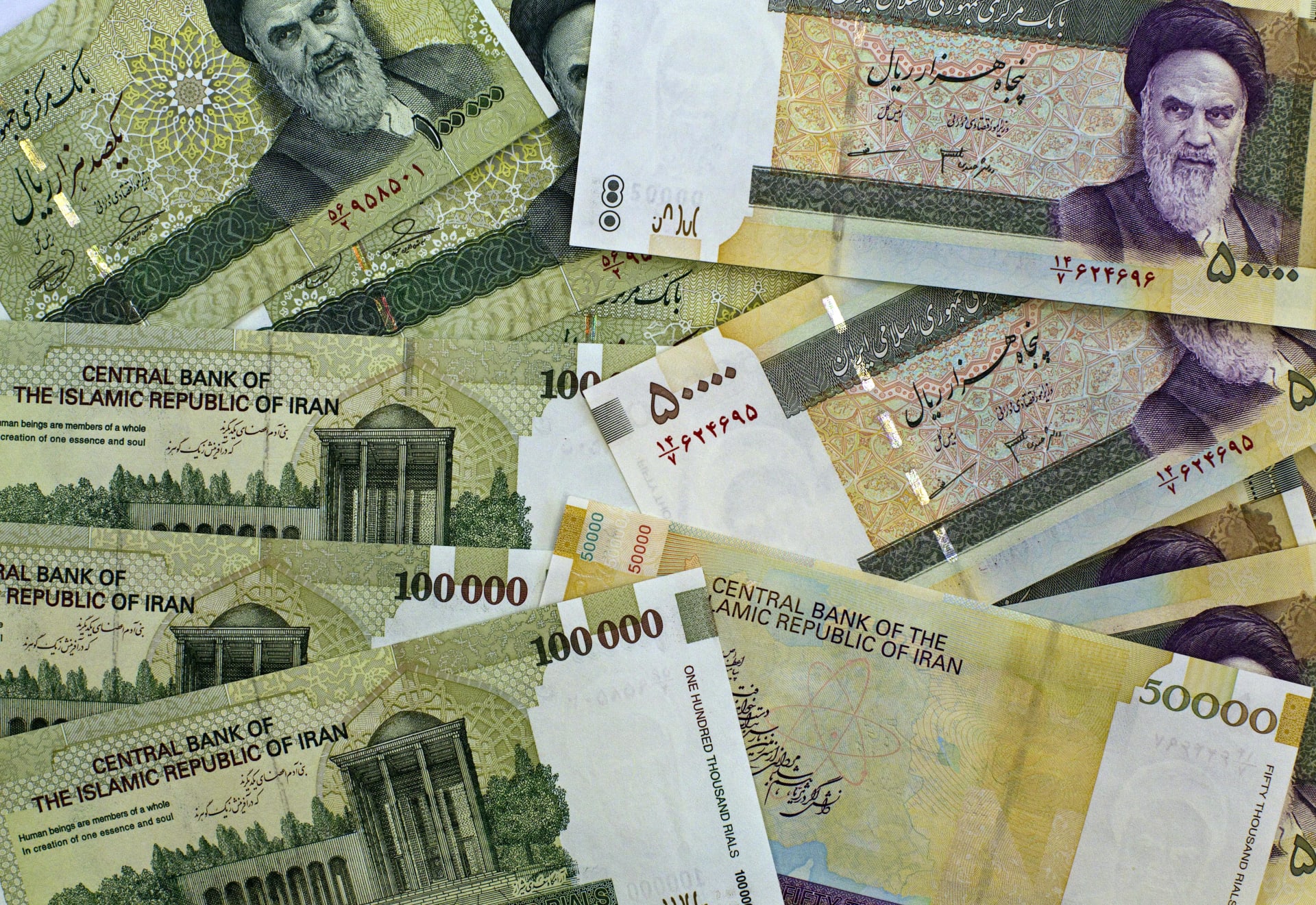 أزمة العملة في إيران تتفاقم.. والحكومة تتدخل