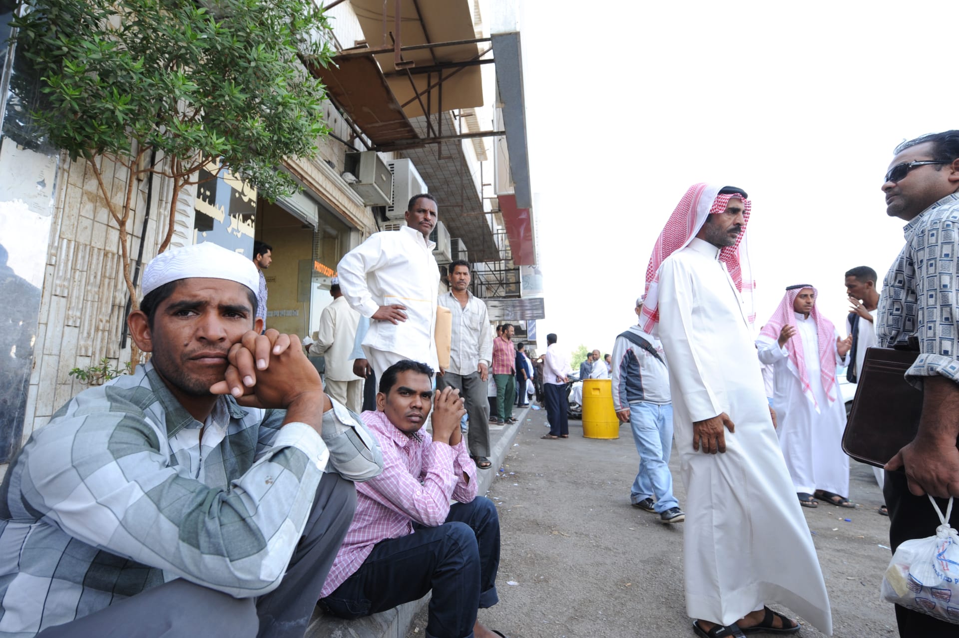 السعودية وقطر تكشفان عن تراجع تحويلات العمالة الأجنبية