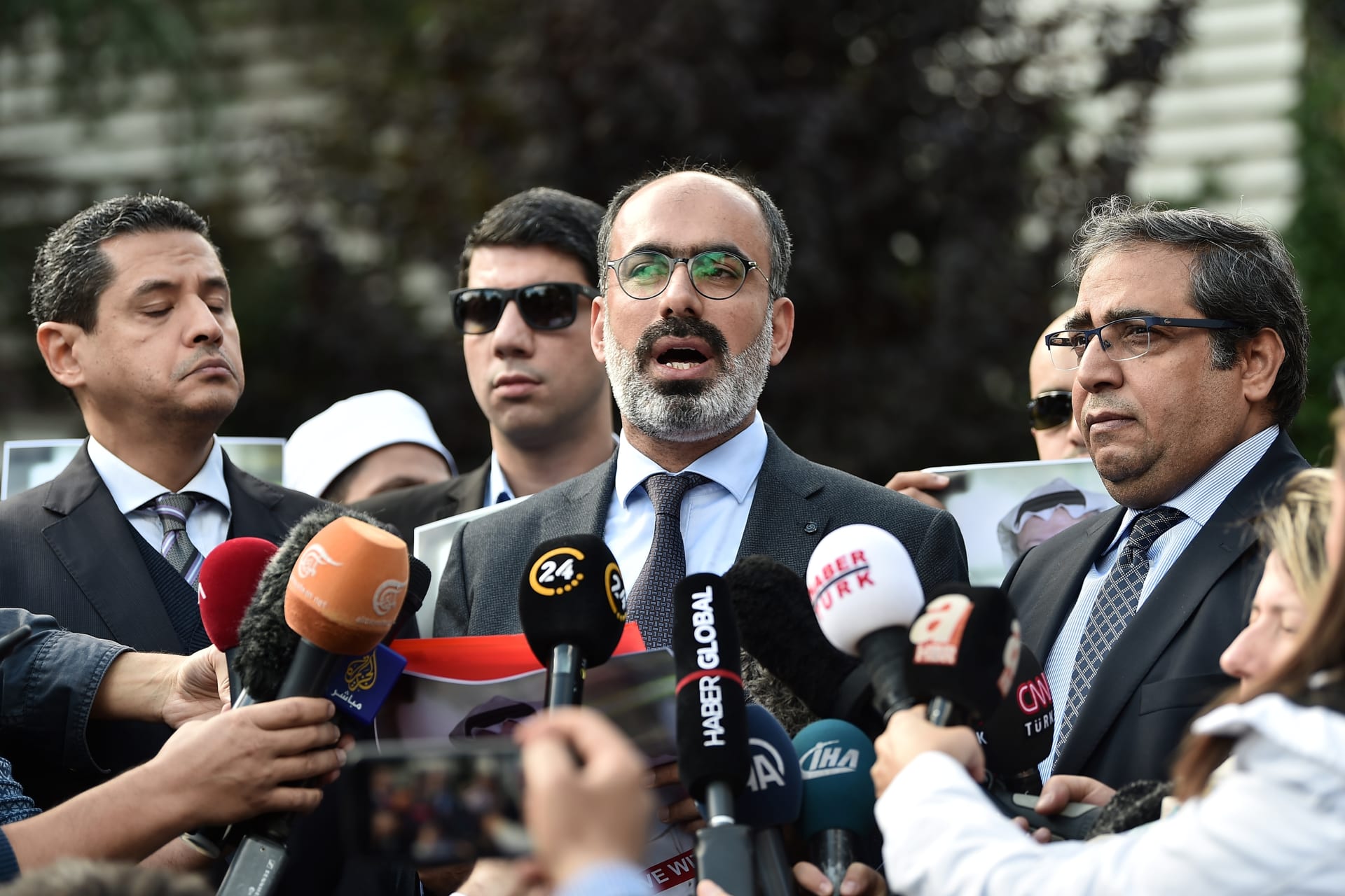 توكل كرمان ونجل القرضاوي في مظاهرة لخاشقجي أمام قنصلية السعودية 