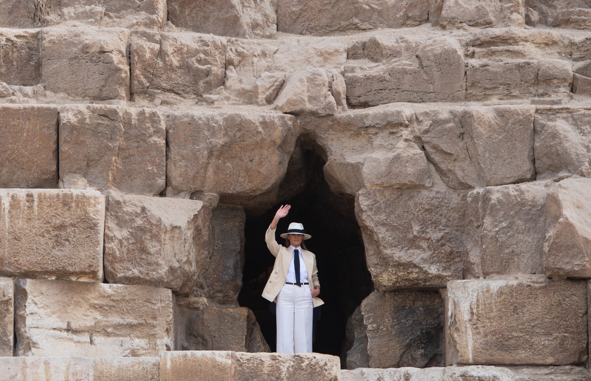 بالصور..ميلانيا ترامب تزور أهرامات مصر وتمثال أبو الهول