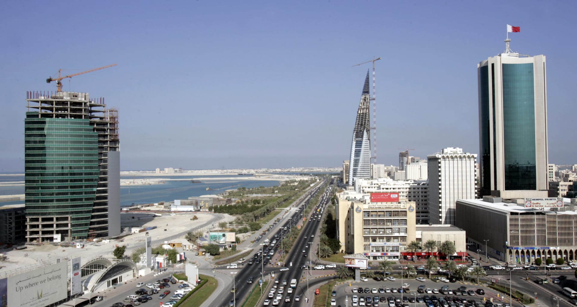 بعد الدعم الخليجي..البحرين تقترب من "القيمة المضافة" وتفتح باب التقاعد الاختياري