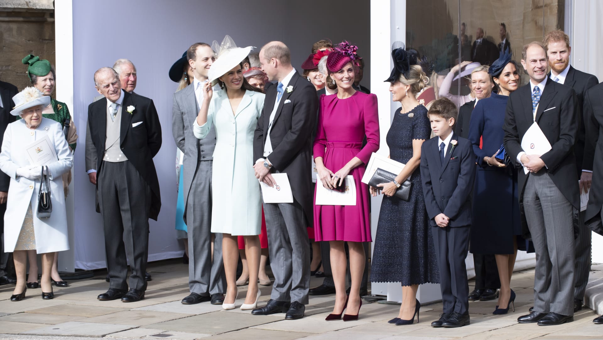 ألق نظرة على أزياء العائلة المالكة أثناء مراسم زفاف حفيدة الملكة إليزابيث