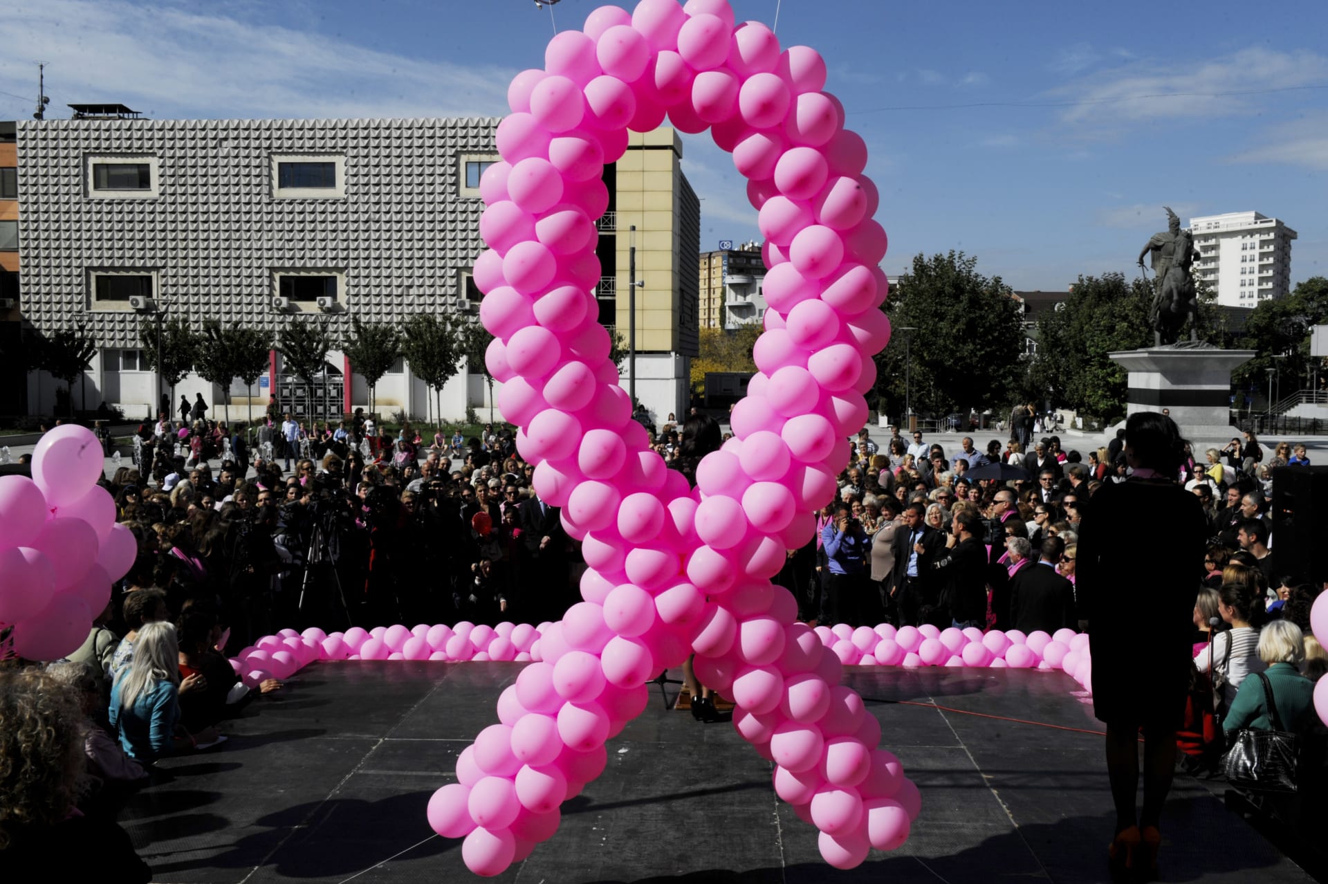 بالصور.. فنانات يرتدين اللون الوردي من وحي حملة سرطان الثدي لهذا العام