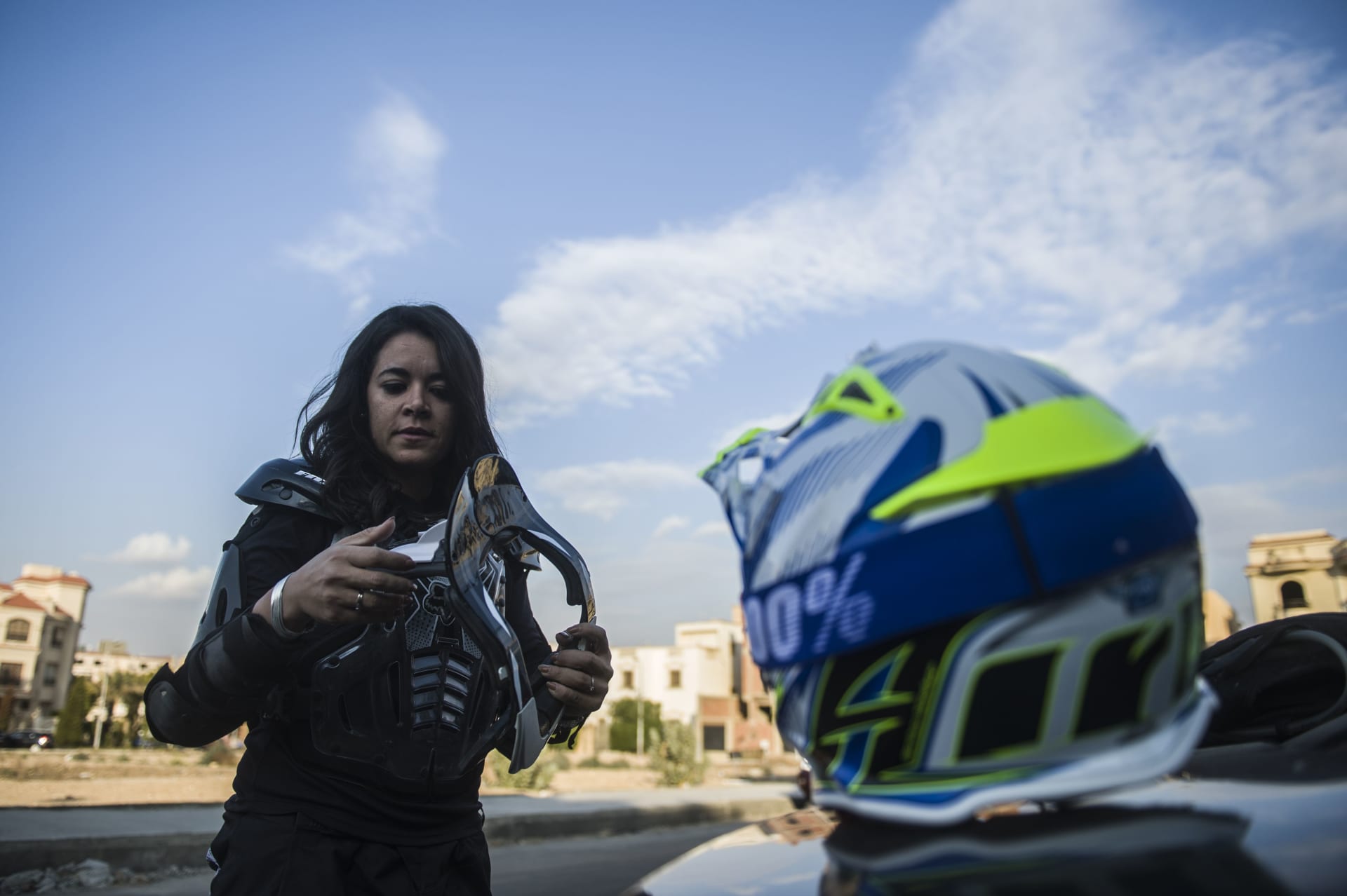"أريد أن أصبح بطلة العالم".. من هي سائقة رالي مصر الوحيدة؟