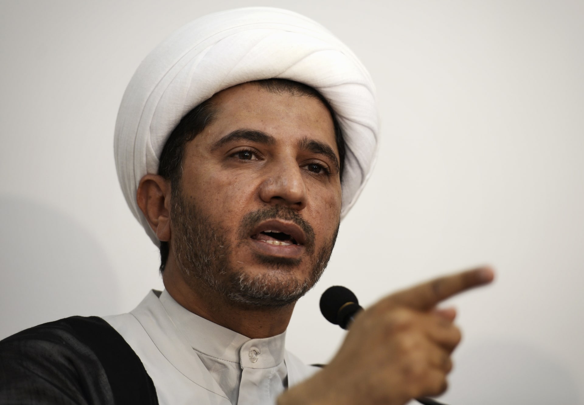 القضاء البحريني يحكم بالمؤبد على القيادي الشيعي المعارض علي سلمان