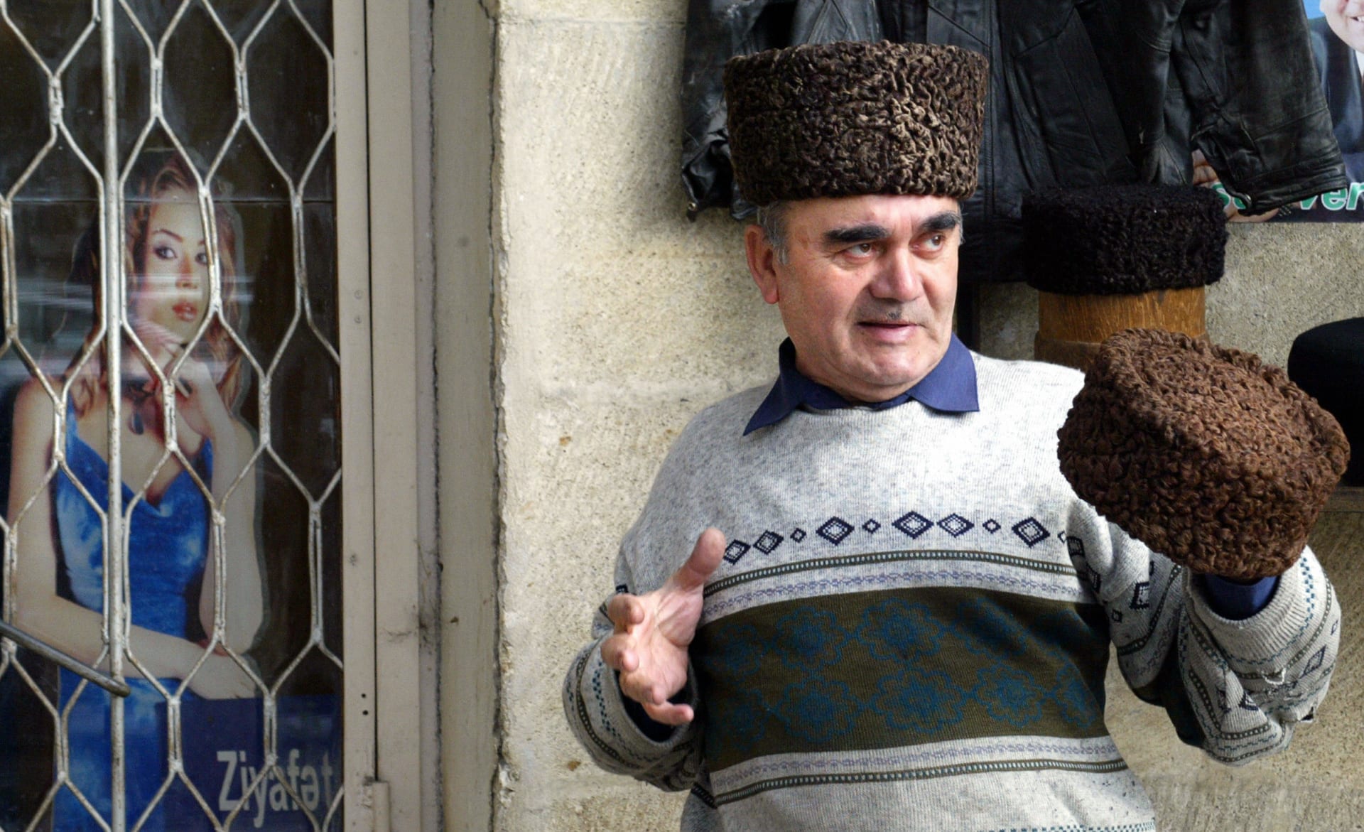 الرجل ليس رجلاً بدون قبعة "باباك" التقليدية بأذربيجان.. لماذا؟ 