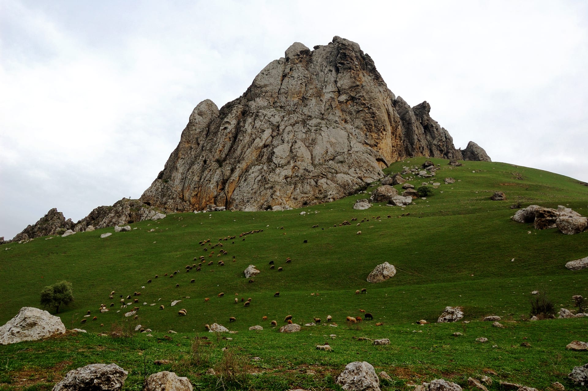 جبل الأصابع الخمسة الأسطوري بأذربيجان.. حيث تتحقق الأمنيات 