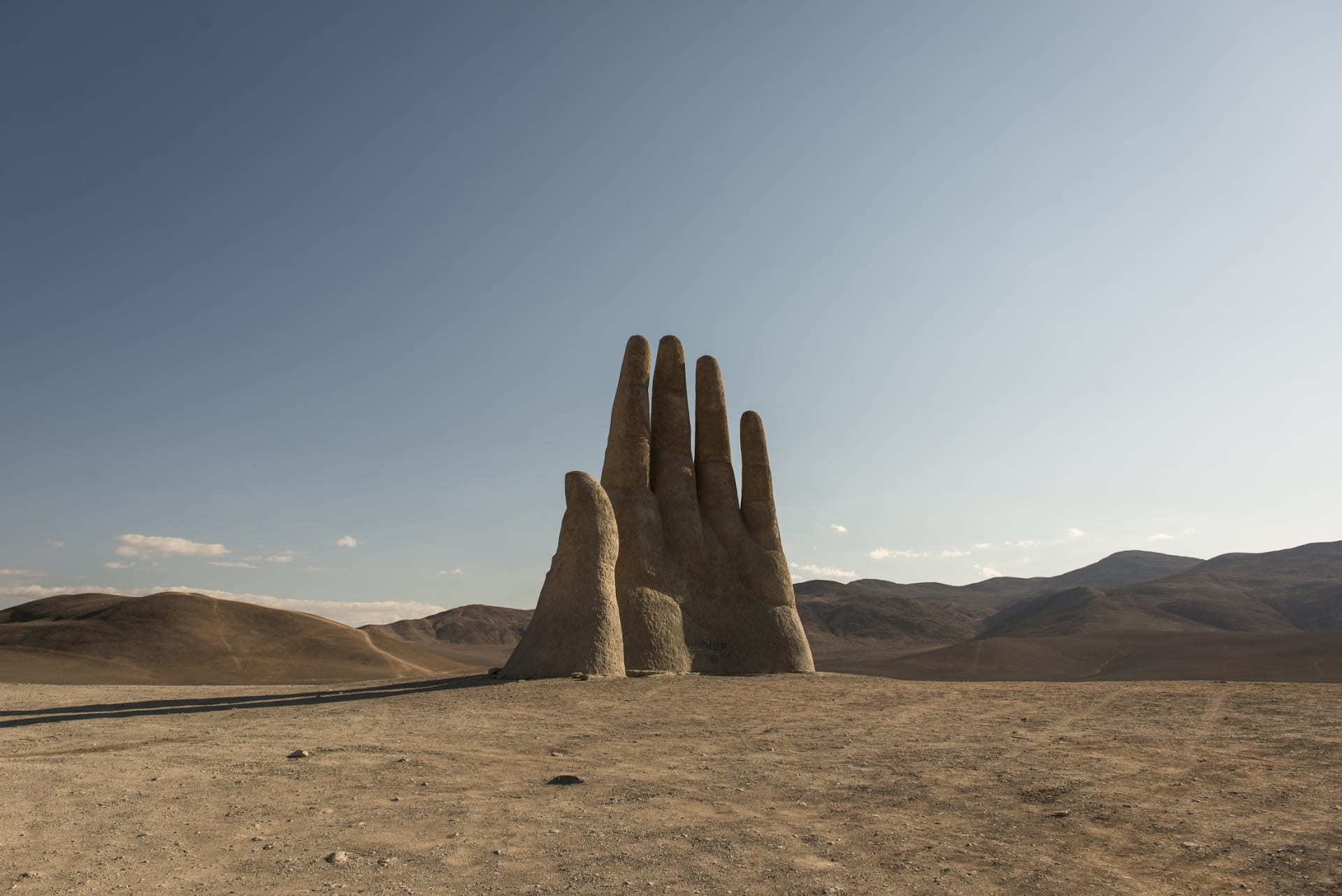 يد عملاقة تخرج من أرض الصحراء.. هل هي معلم أم سراب؟