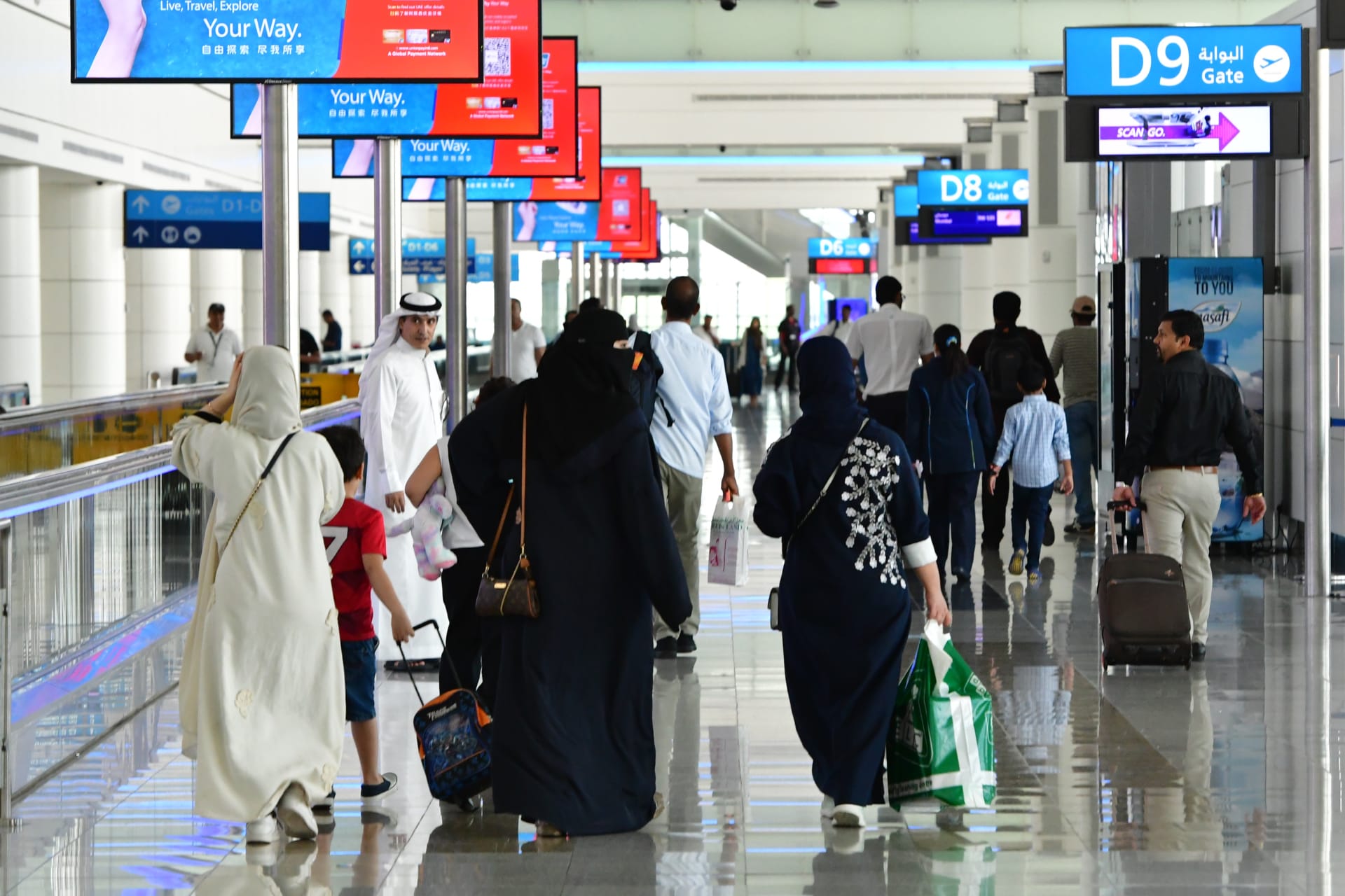 الإمارات تبدأ تطبيق نظام رد الضريبة للسياح في مطاراتها