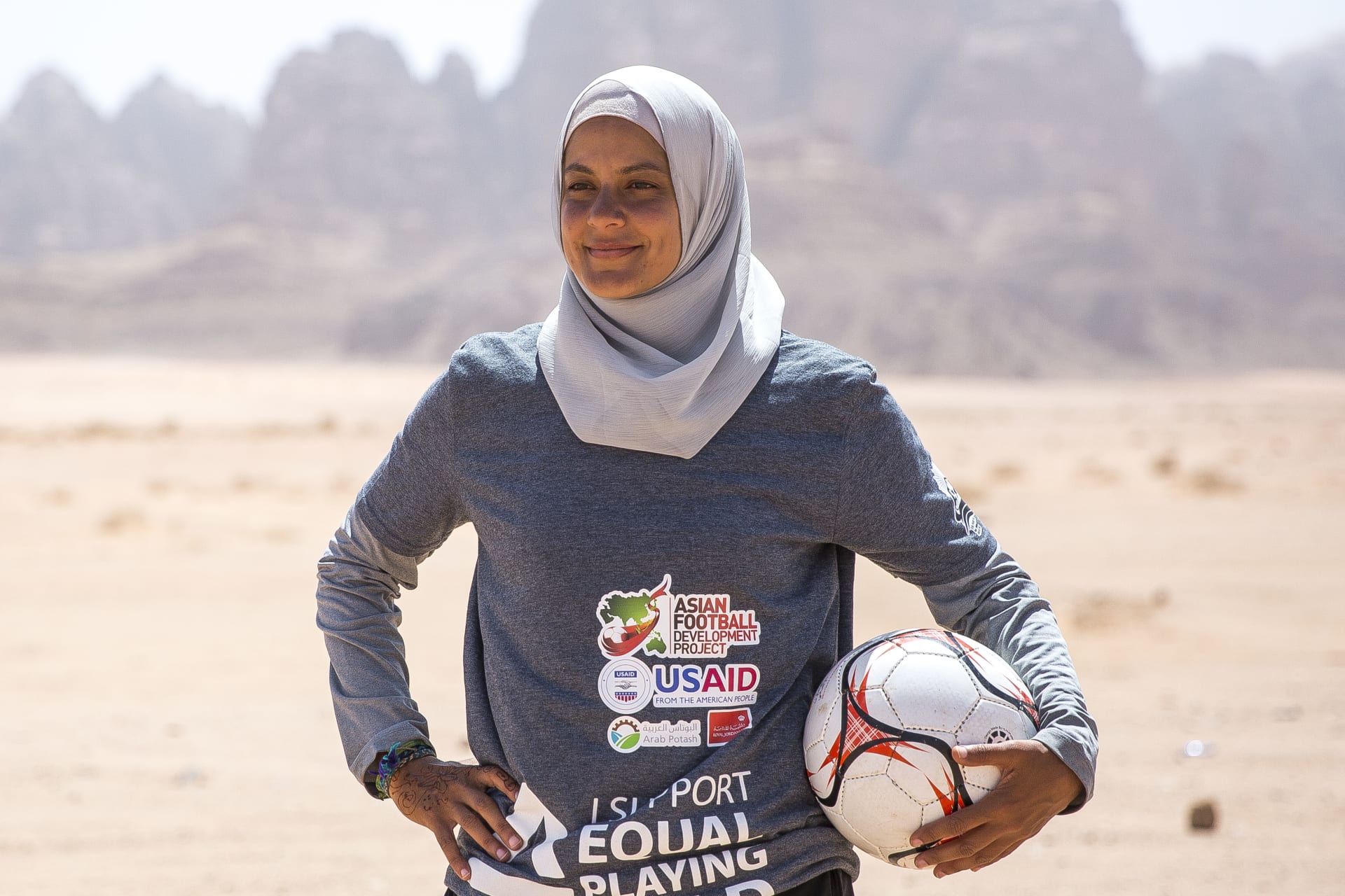 من هي المصرية التي تمكن الإناث واللاجئين من خلال الرياضة في أستراليا؟