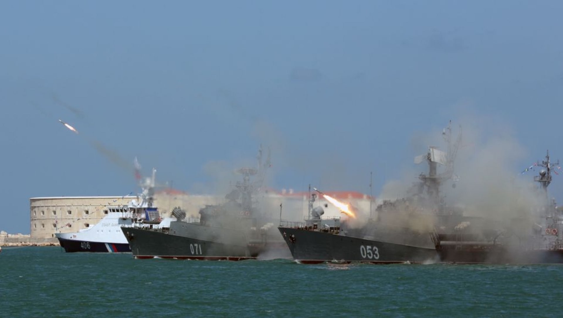 أوكرانيا تتهم روسيا بفتح النار على سفنها البحرية والاستيلاء عليها