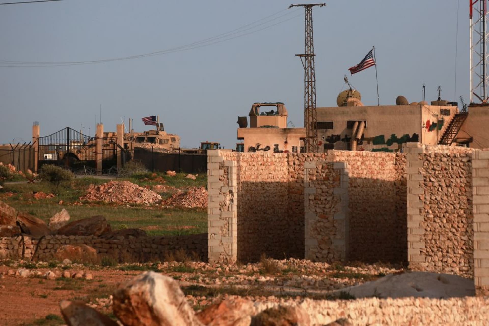 سانا: قوات التحالف الأمريكية تطلق صواريخ تجاه مواقع جنوب السخنة بسوريا