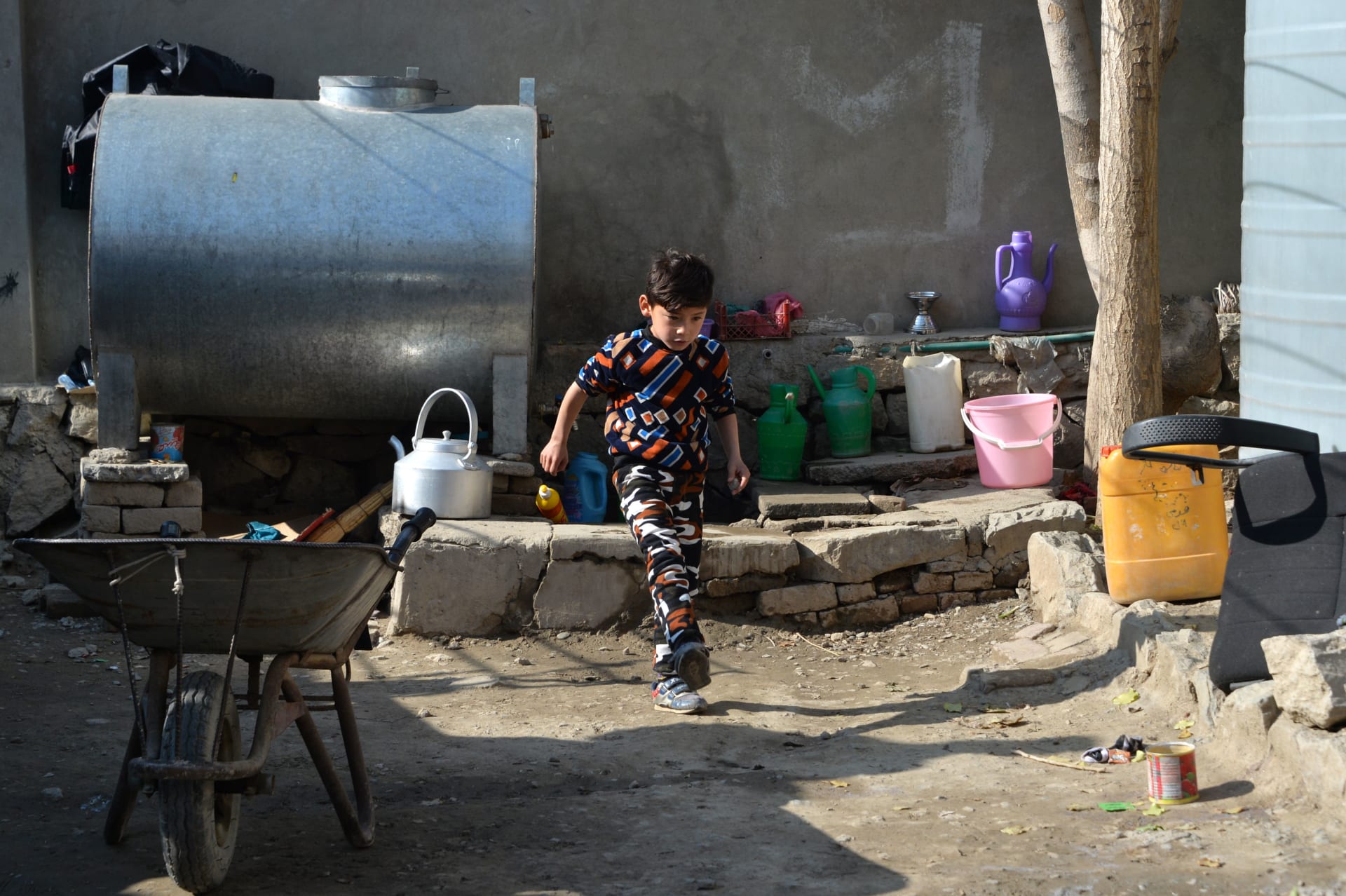 بعدما هرب من طالبان..هكذا يعيش "الطفل ميسي" بأفغانستان