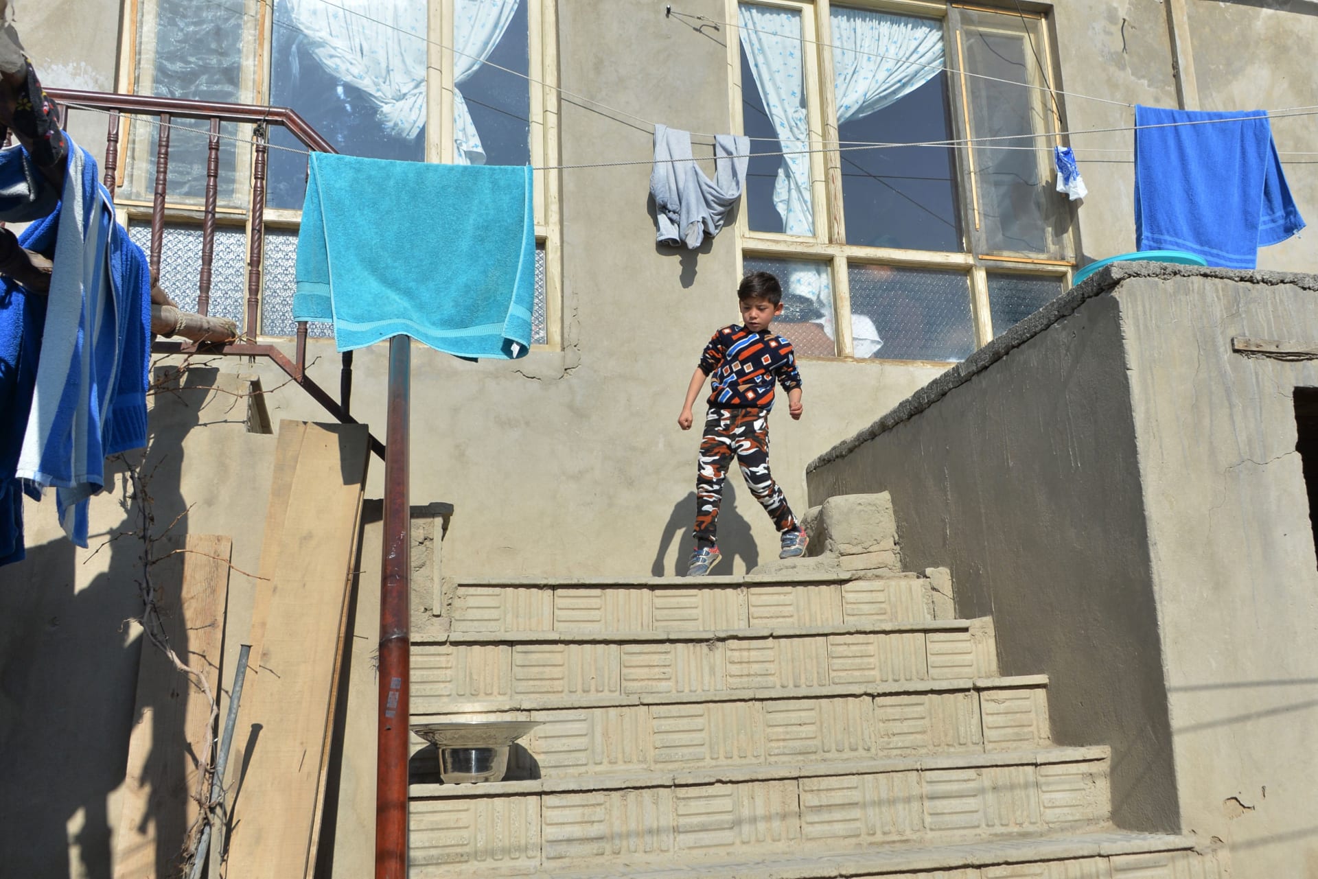 بعدما هرب من طالبان..هكذا يعيش "الطفل ميسي" بأفغانستان