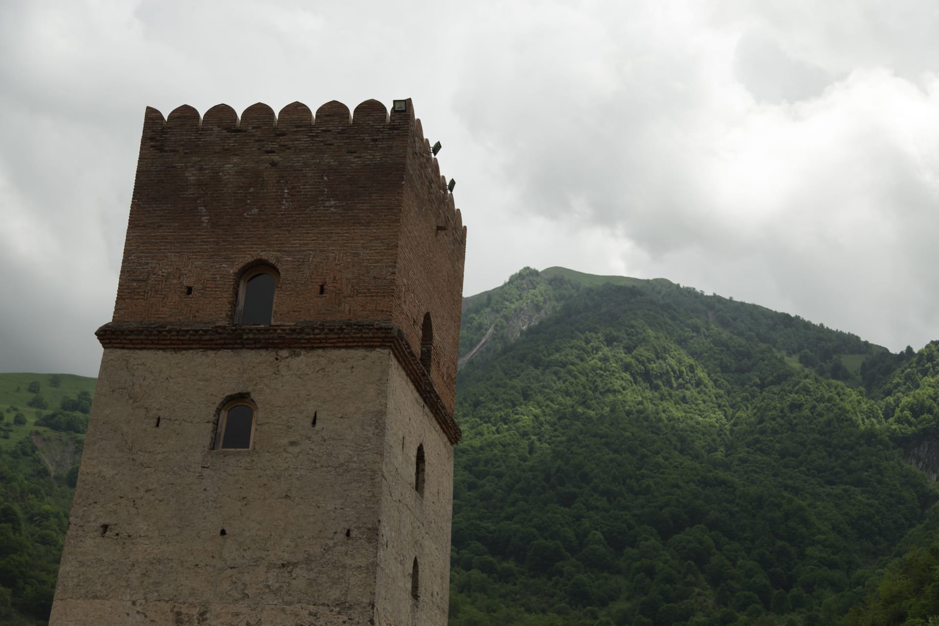 قلعة "سوموغ" بأذربيجان.. حيث كان الخان يعدم عشيقاته غير المخلصات