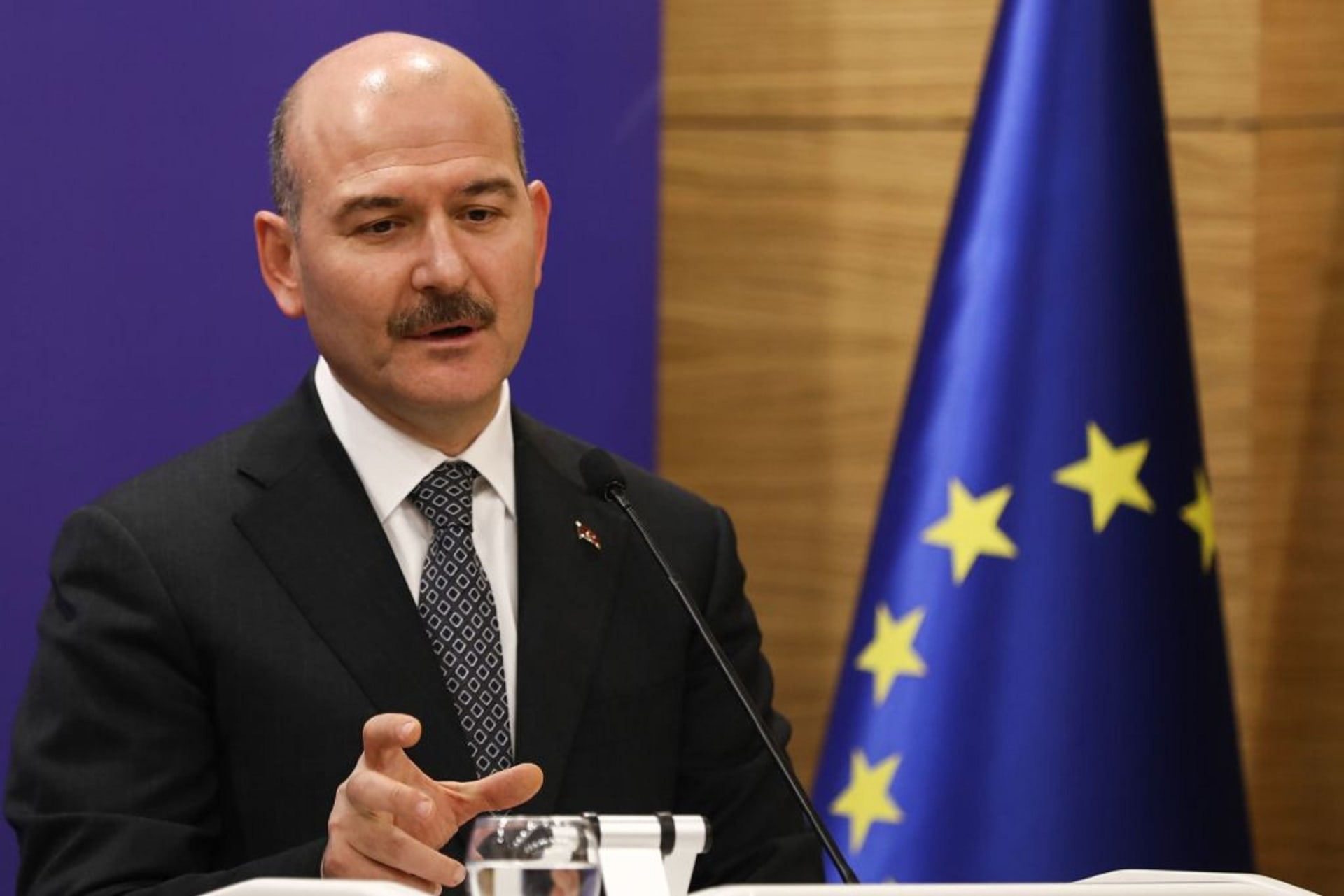 وزير الداخلية التركي: لم نتلق أوامر من واشنطن لتنفيذ عمليتي درع الفرات وغصن الزيتون