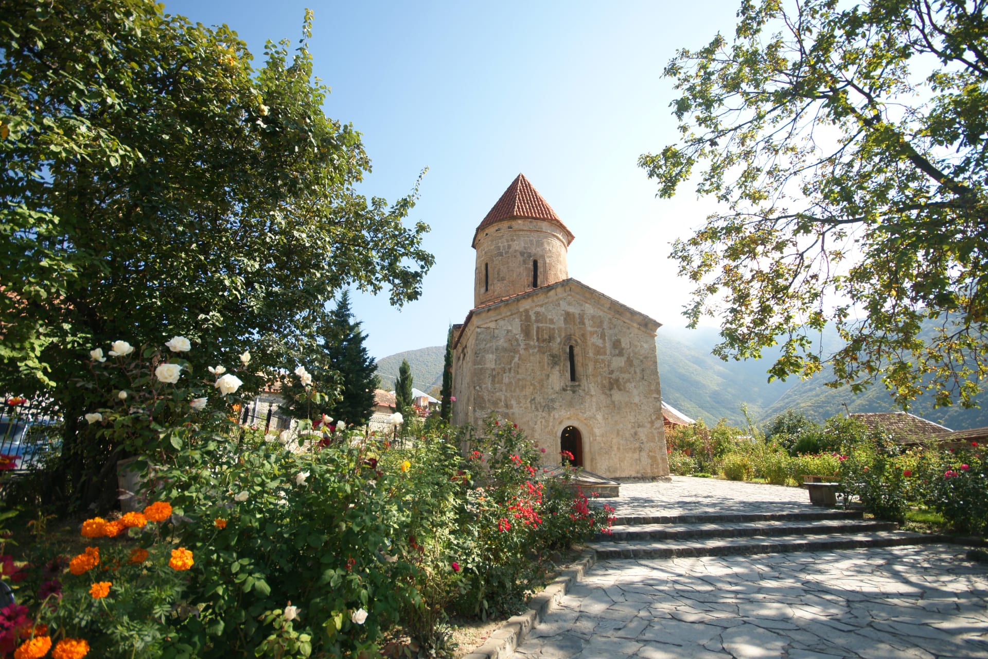 منها هياكل عظمية وصخرة "سحرية".. ما الذي ستجده بأقدم كنيسة في القوقاز؟