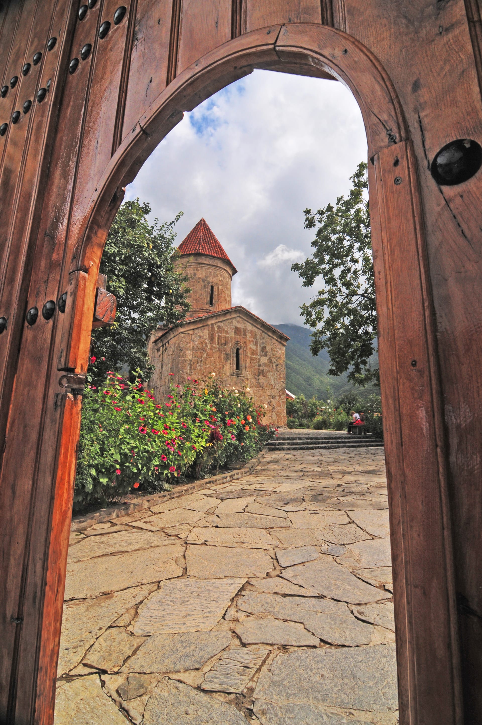 منها هياكل عظمية وصخرة "سحرية".. ما الذي ستجده بأقدم كنيسة في القوقاز؟