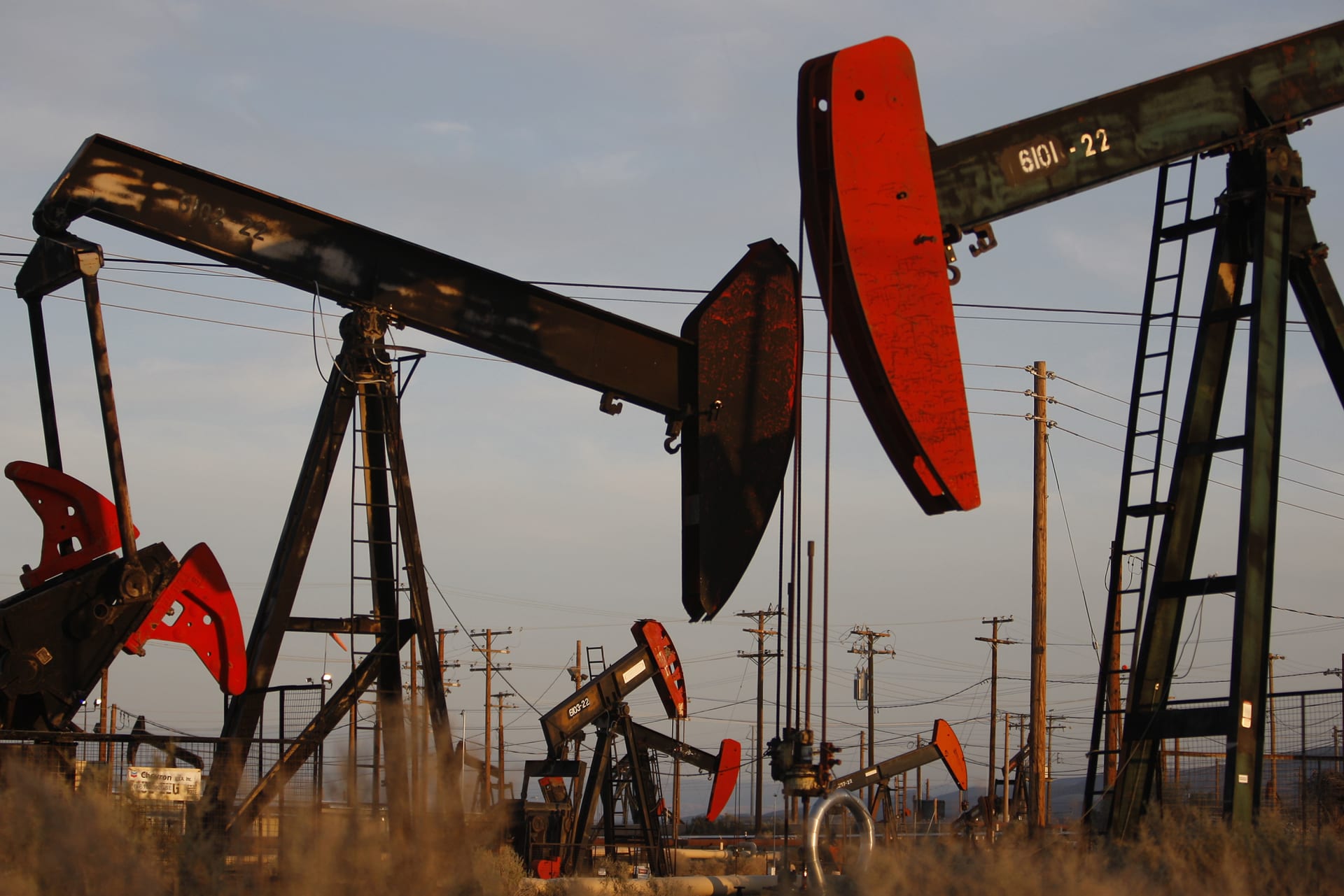 أسعار النفط تقفز 9% رغم استمرار عوامل الضغط
